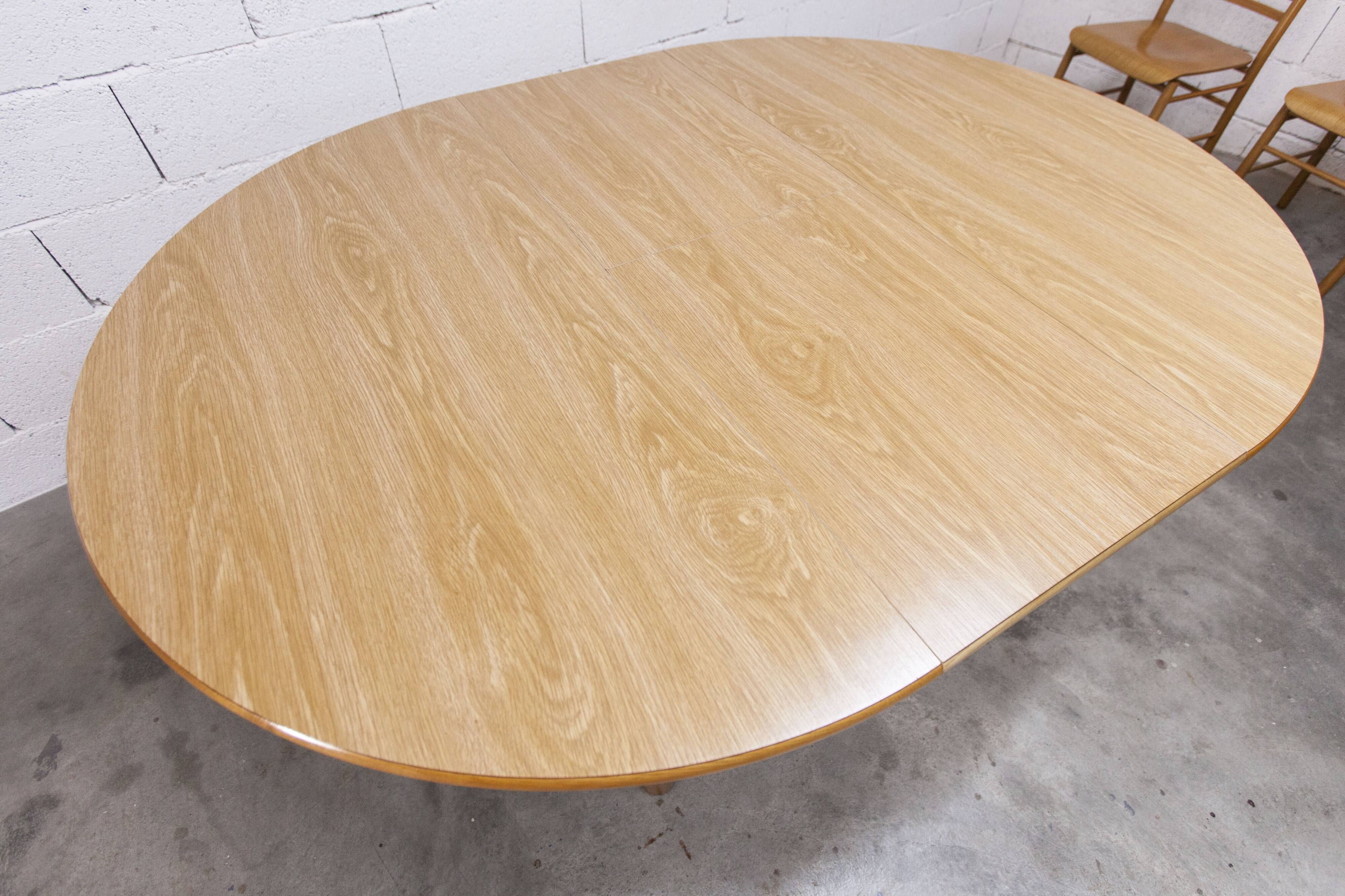 Danish ensemble transformable table 114 cm / 154 + 4 modernist chairs from the 1970s.