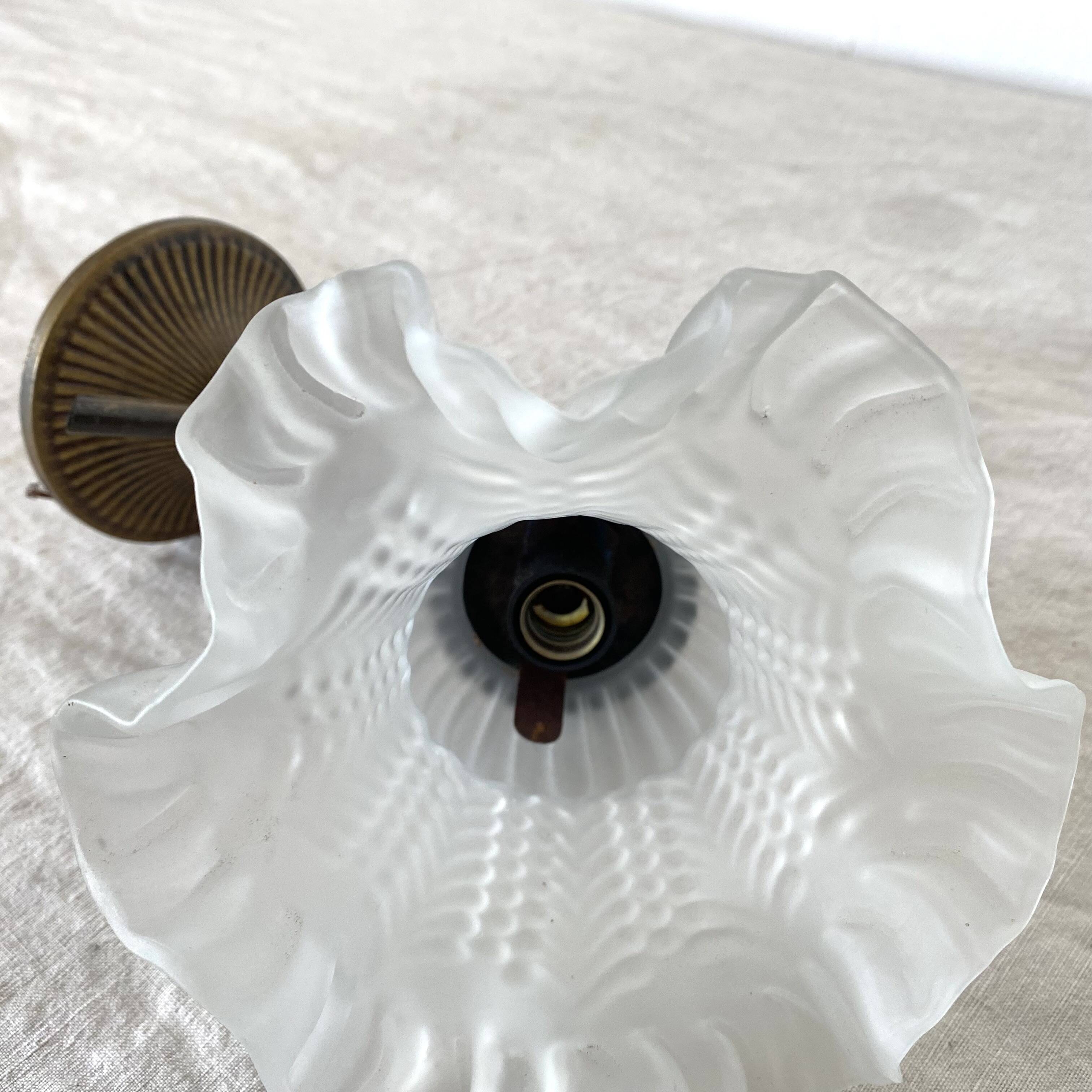 Wall lamp with frosted glass tulip