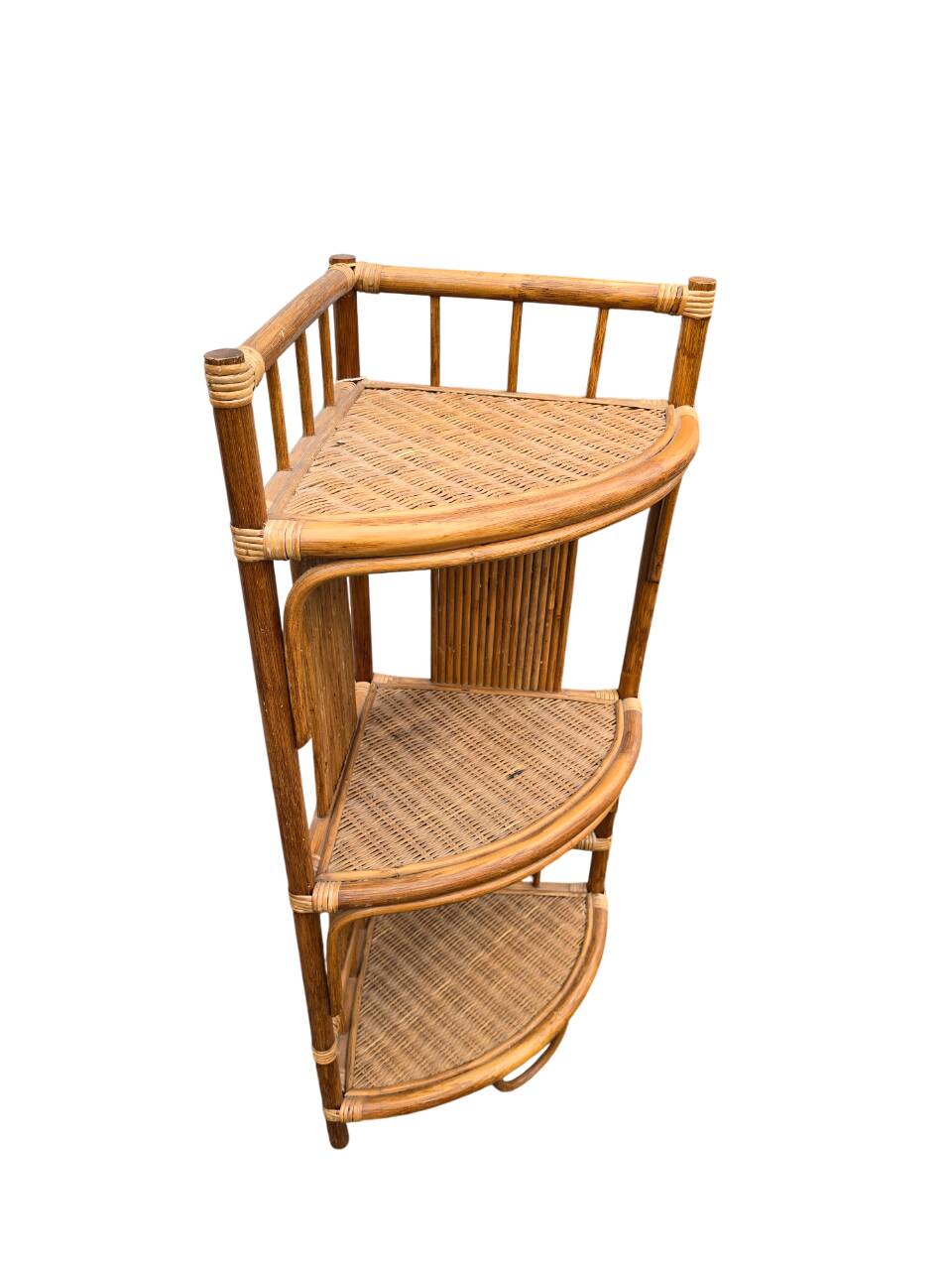 Etagère d'angle en rotin