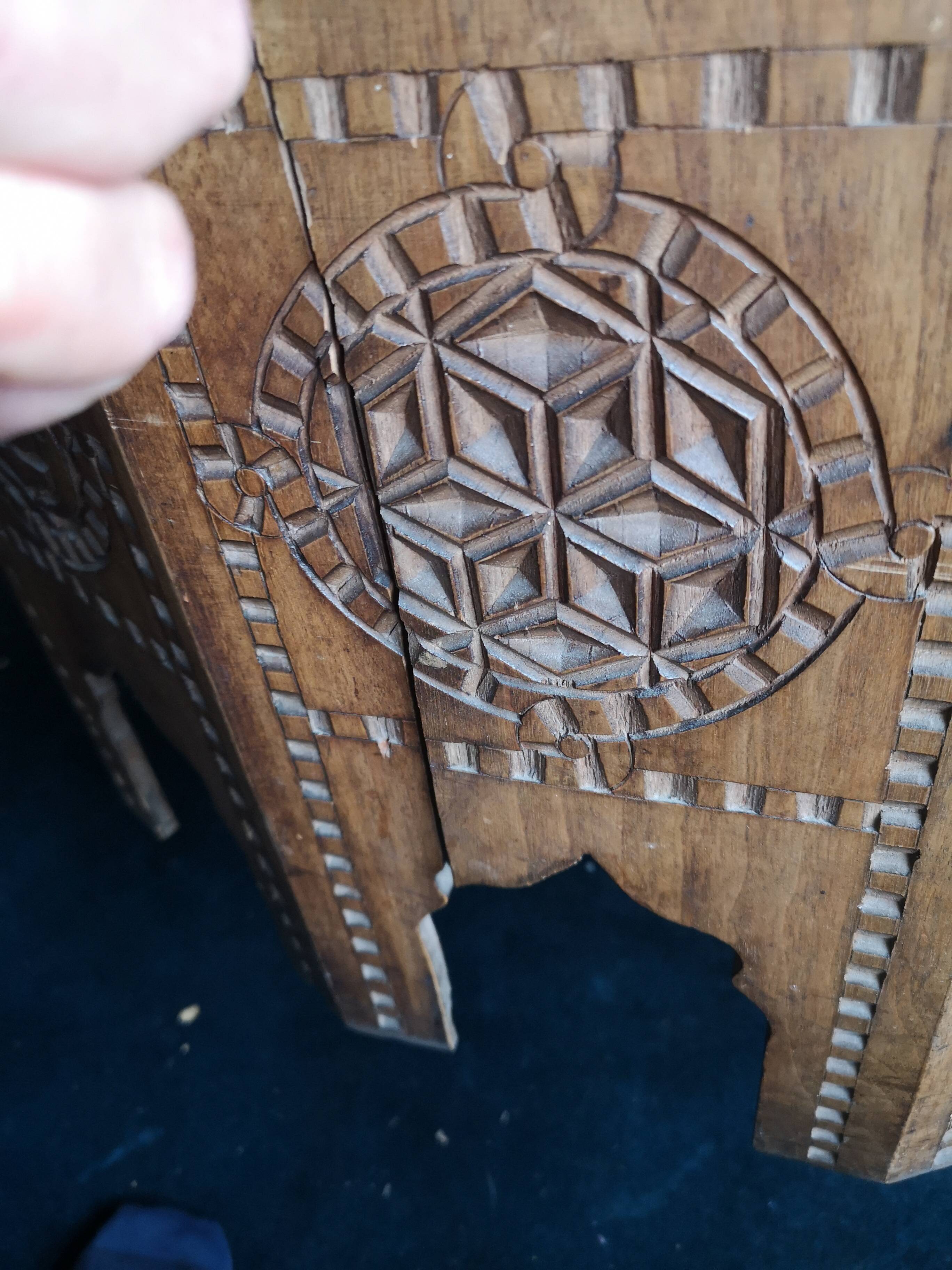 Ispahan round coffee table