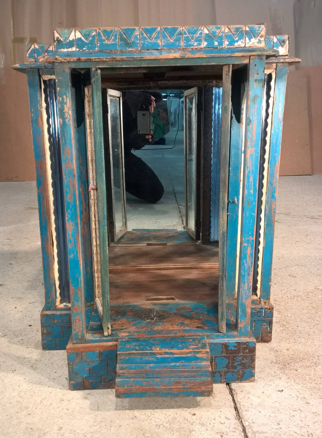 Vintage Art Deco display cabinet in teak.