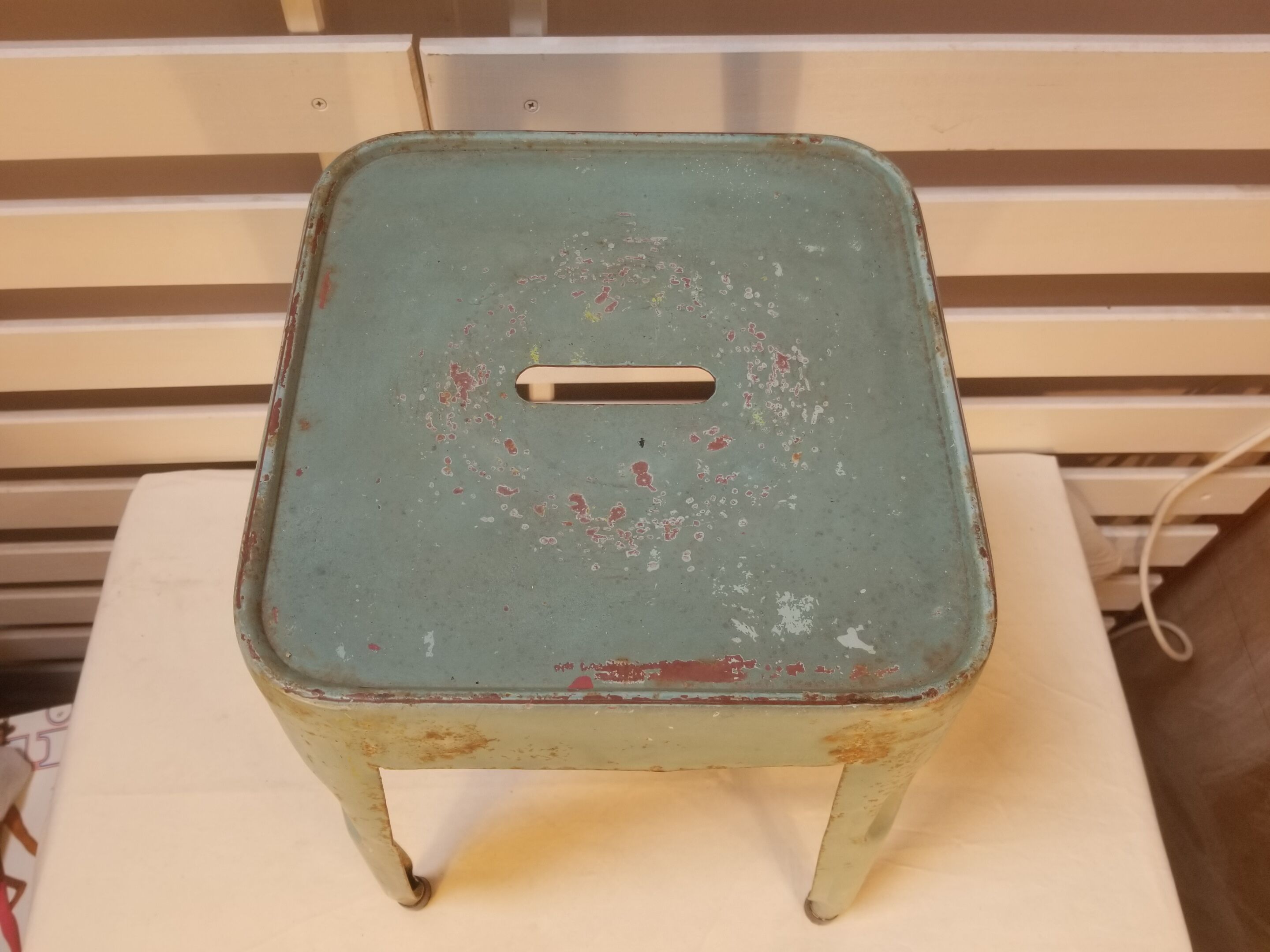 Tabouret vintage industriel en tôle
