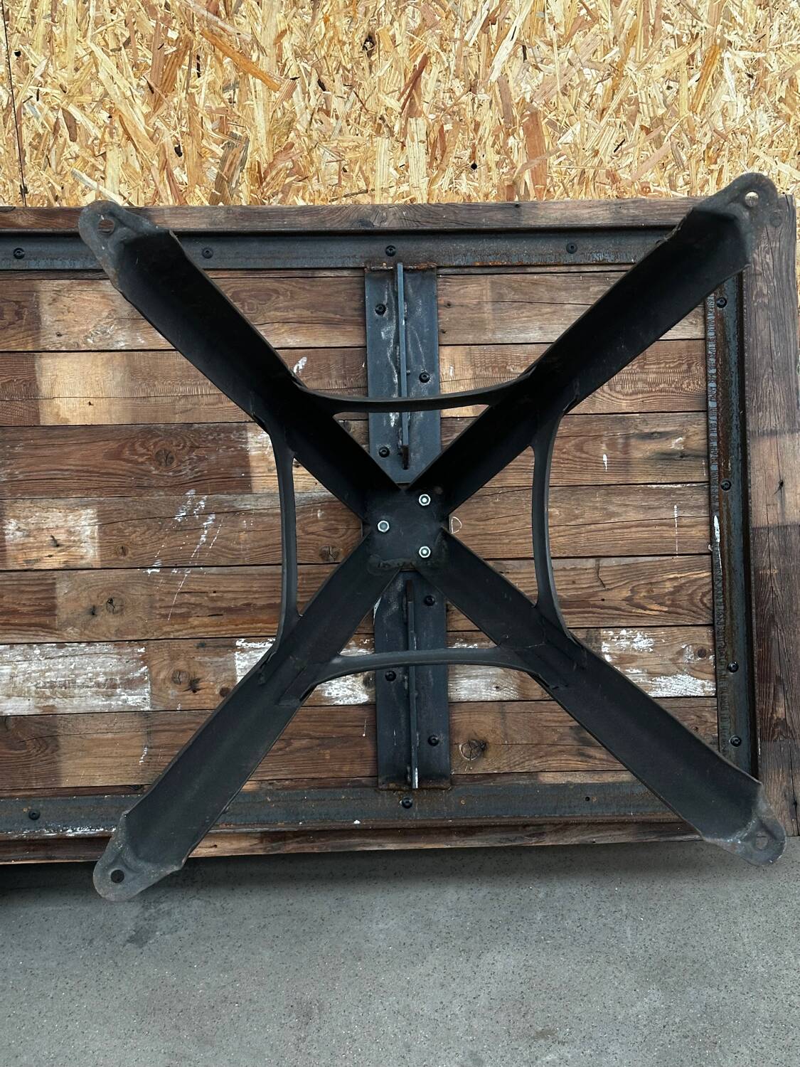 Large table for 10 people - 3m long - antique top / industrial legs