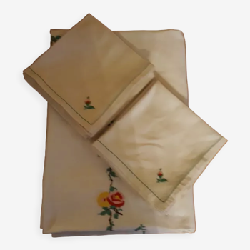 Nappe " Fleurie " brodée main et ses 12 serviettes années 80