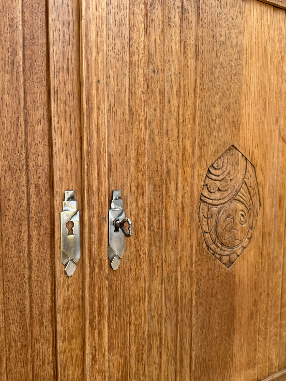Art Deco buffet in raw and solid oak, 1935.