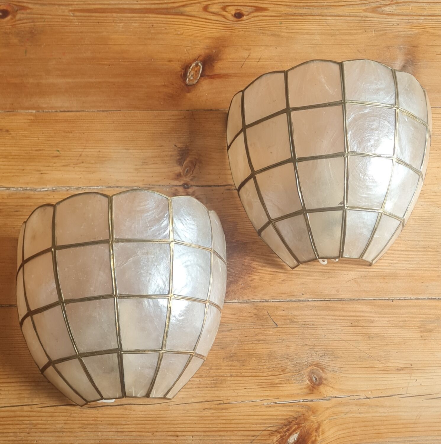 Pair of sconces in brass and mother-of-pearl