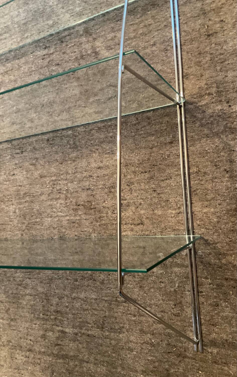 Half-moon design shelf in chromed metal and glass