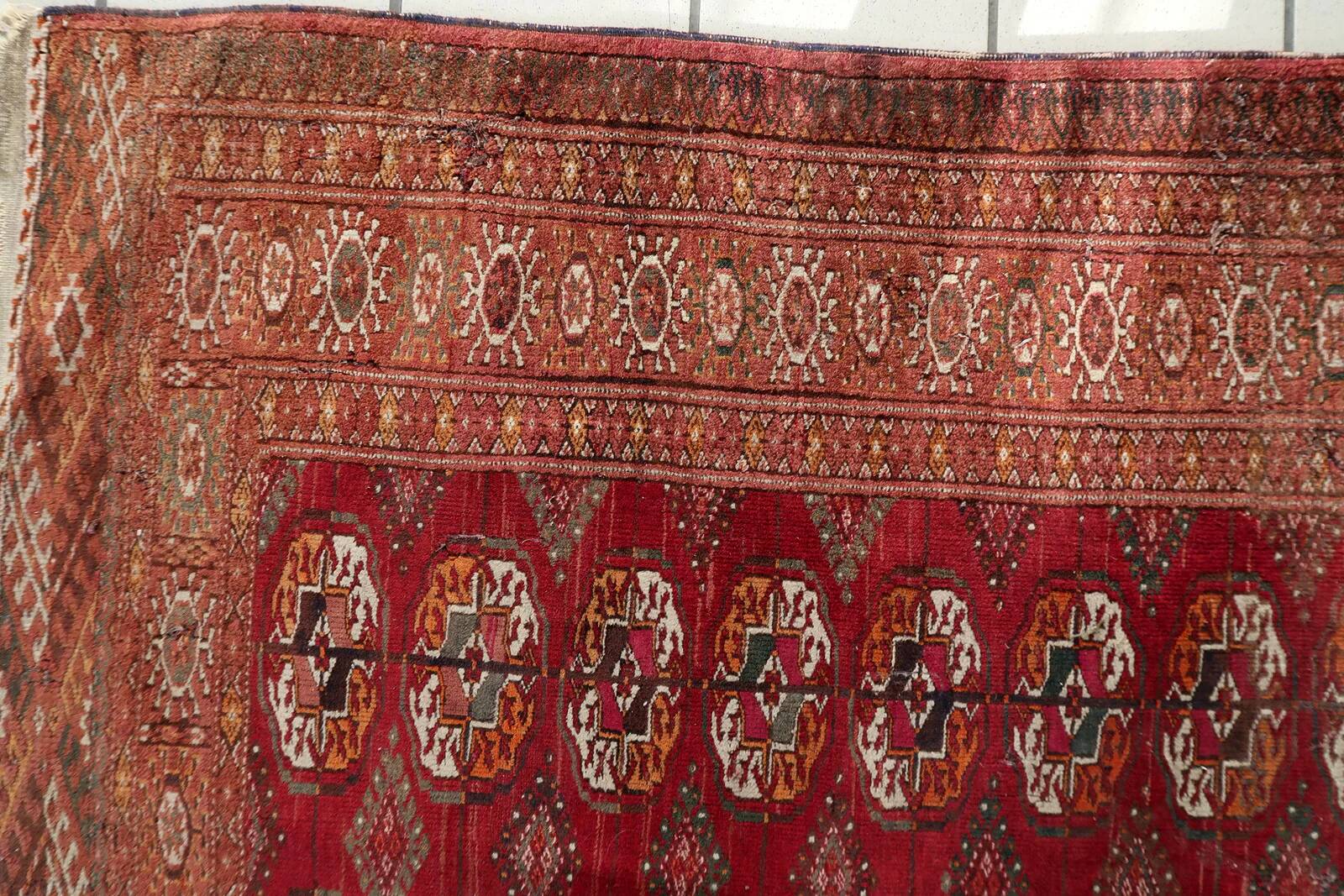 Authentic antique Turkmen Tekke rug 134cm x 183cm - Gul motifs (1C1197)