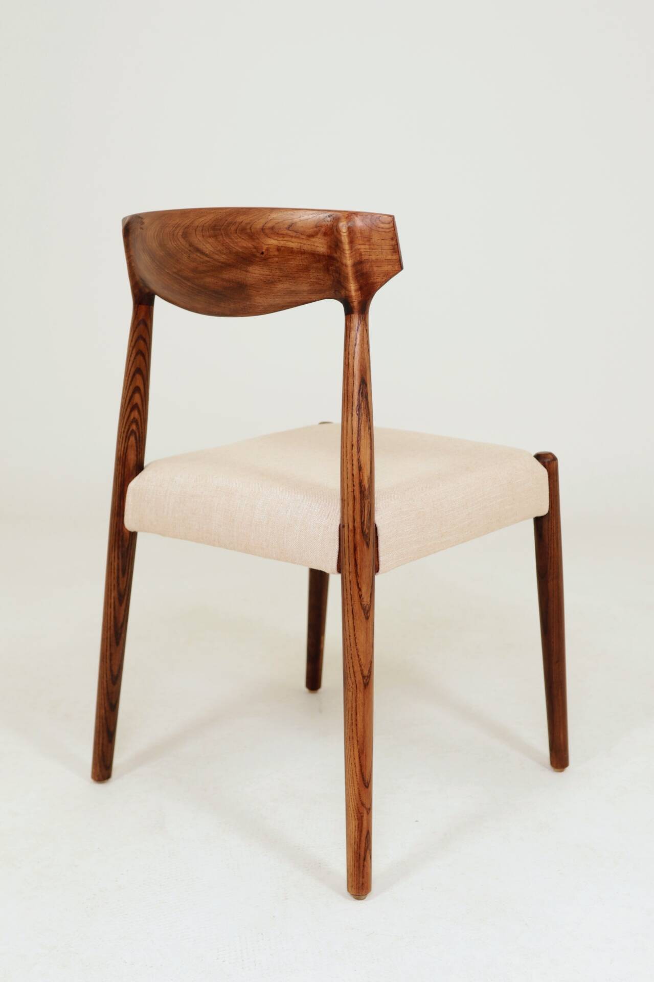 Set of two dining chairs in Scandinavian design.