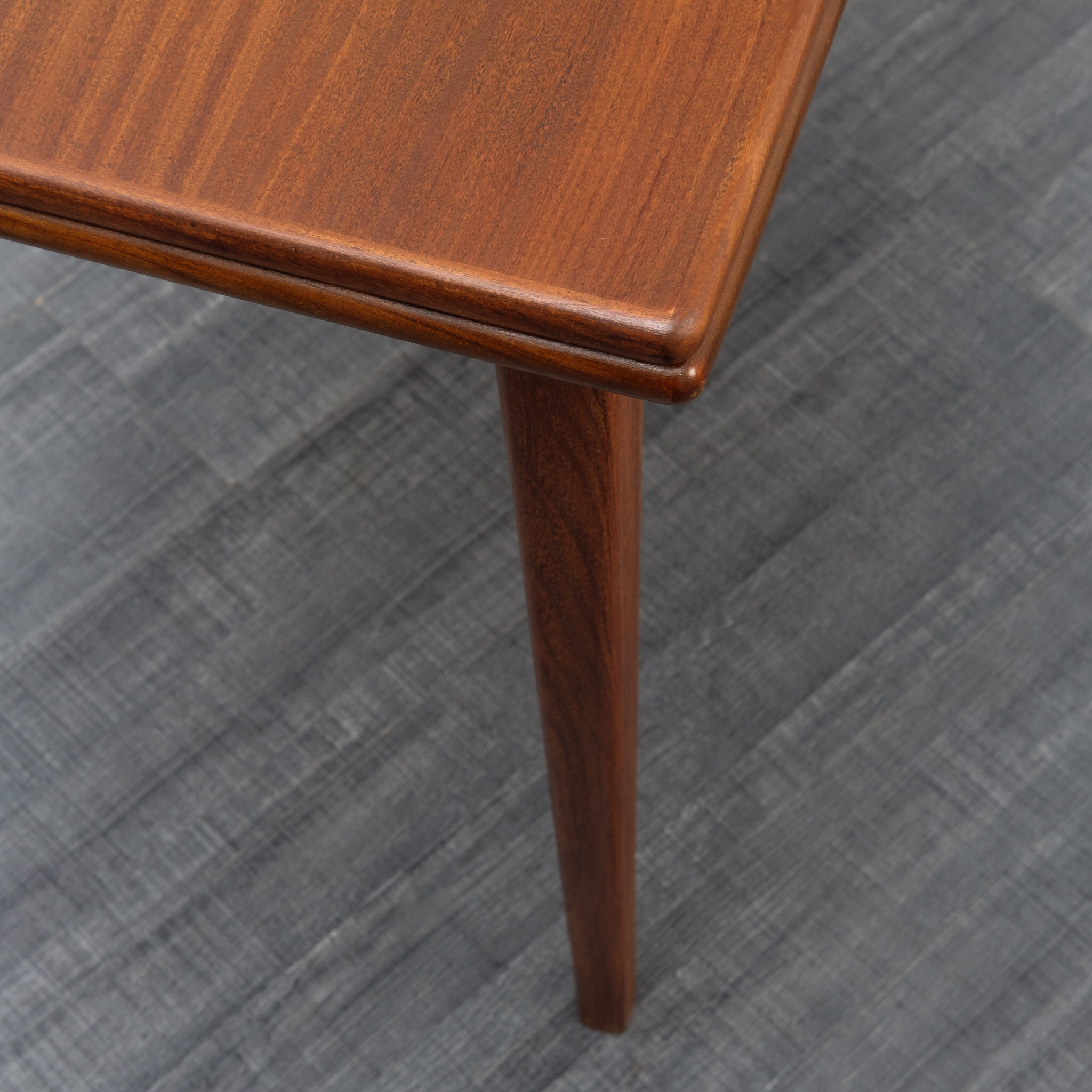 Table à manger des années 1960 teck foncé extensible