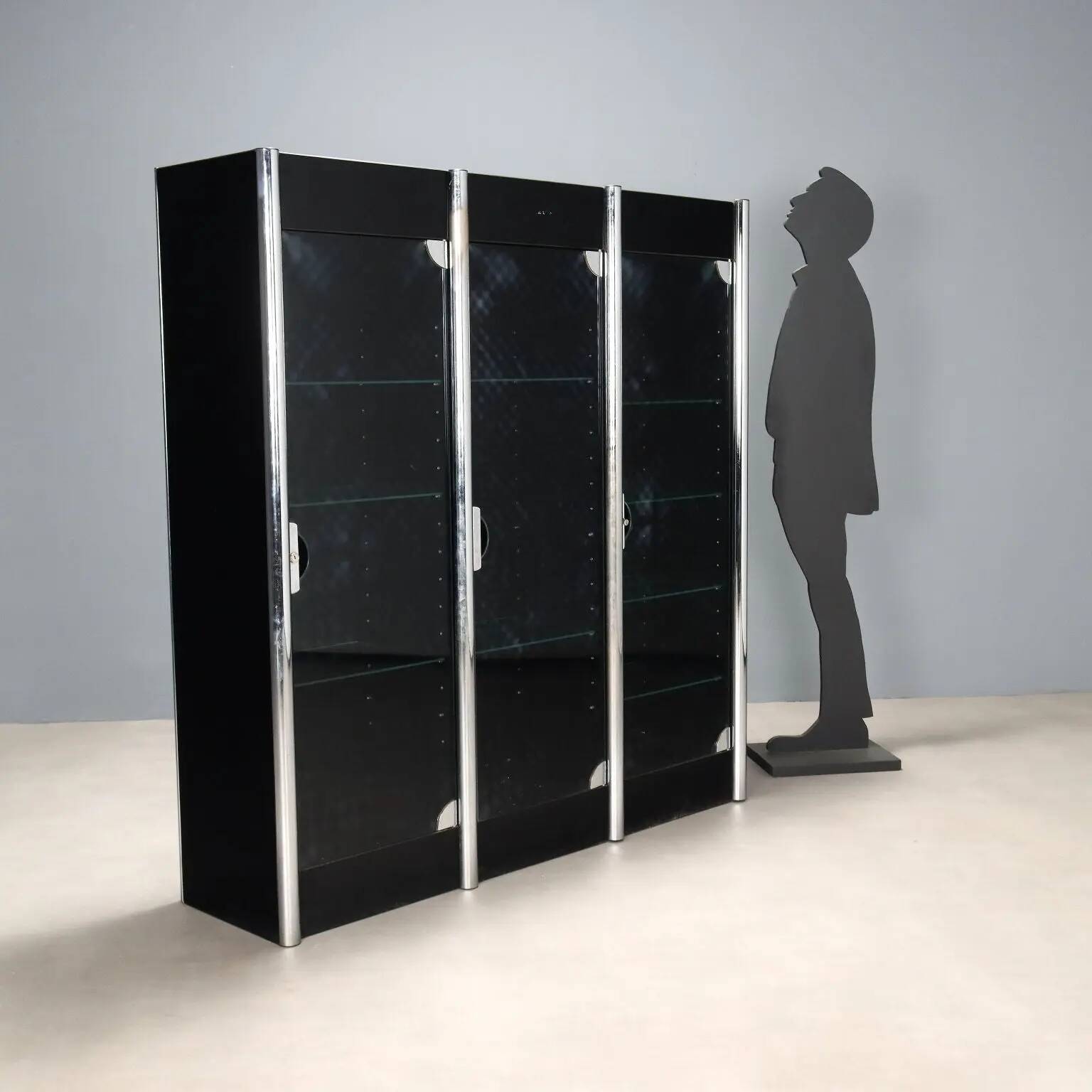 Vitrine vintage en métal chromé et verre fumé, design années 1970