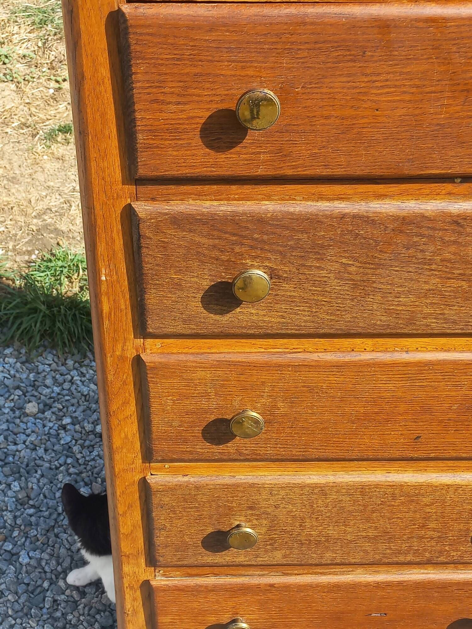 Vintage oak chest of drawers with 5 drawers from the 1950s.