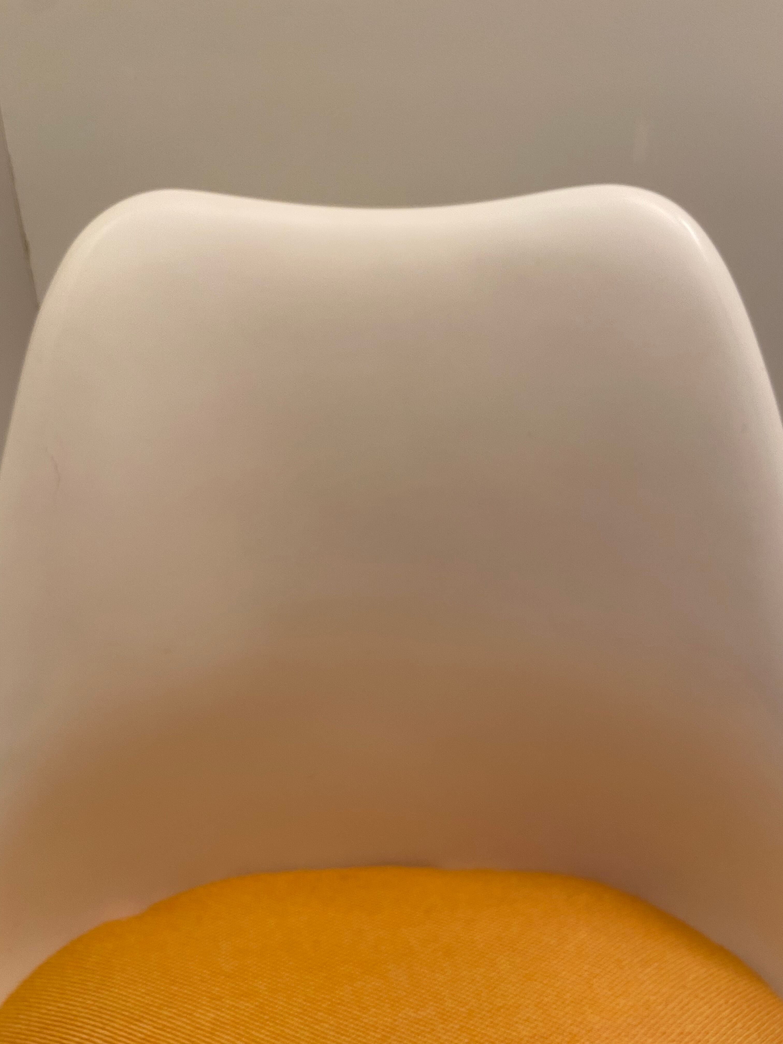 Eero Saarinen tulip chair for Knoll International. 1970