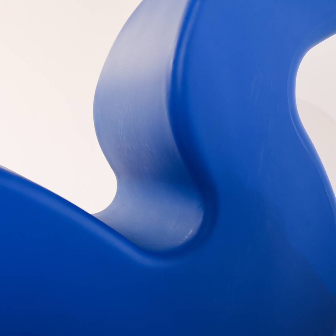 Chaise Phantom Bleue par Verner Panton