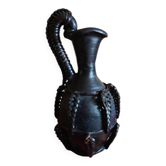 pichet ou aiguière ou vase précolombienne en terre cuite noire recouvert d'osier