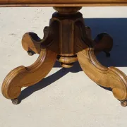 Table carrée en noyer massif