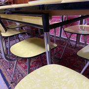 Ensemble formica jaune Roger Breton pour Tublac, table, 6 chaises, 2 tabourets, années 60