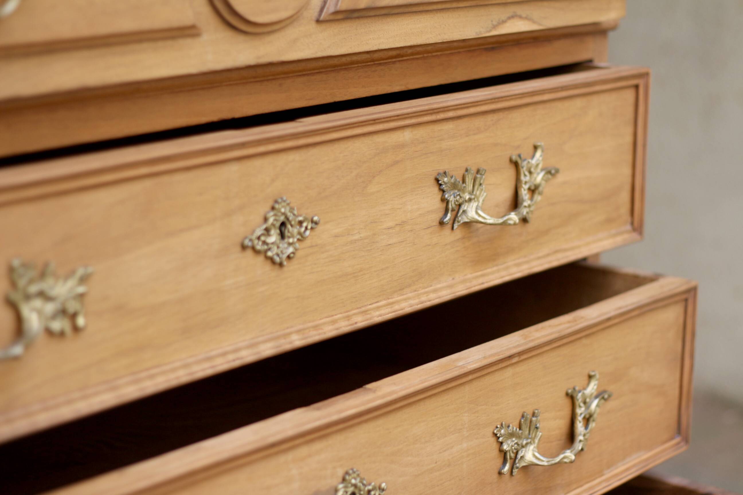 walnut chest of drawers by L. GENIN (Marseille). Circa 1900.