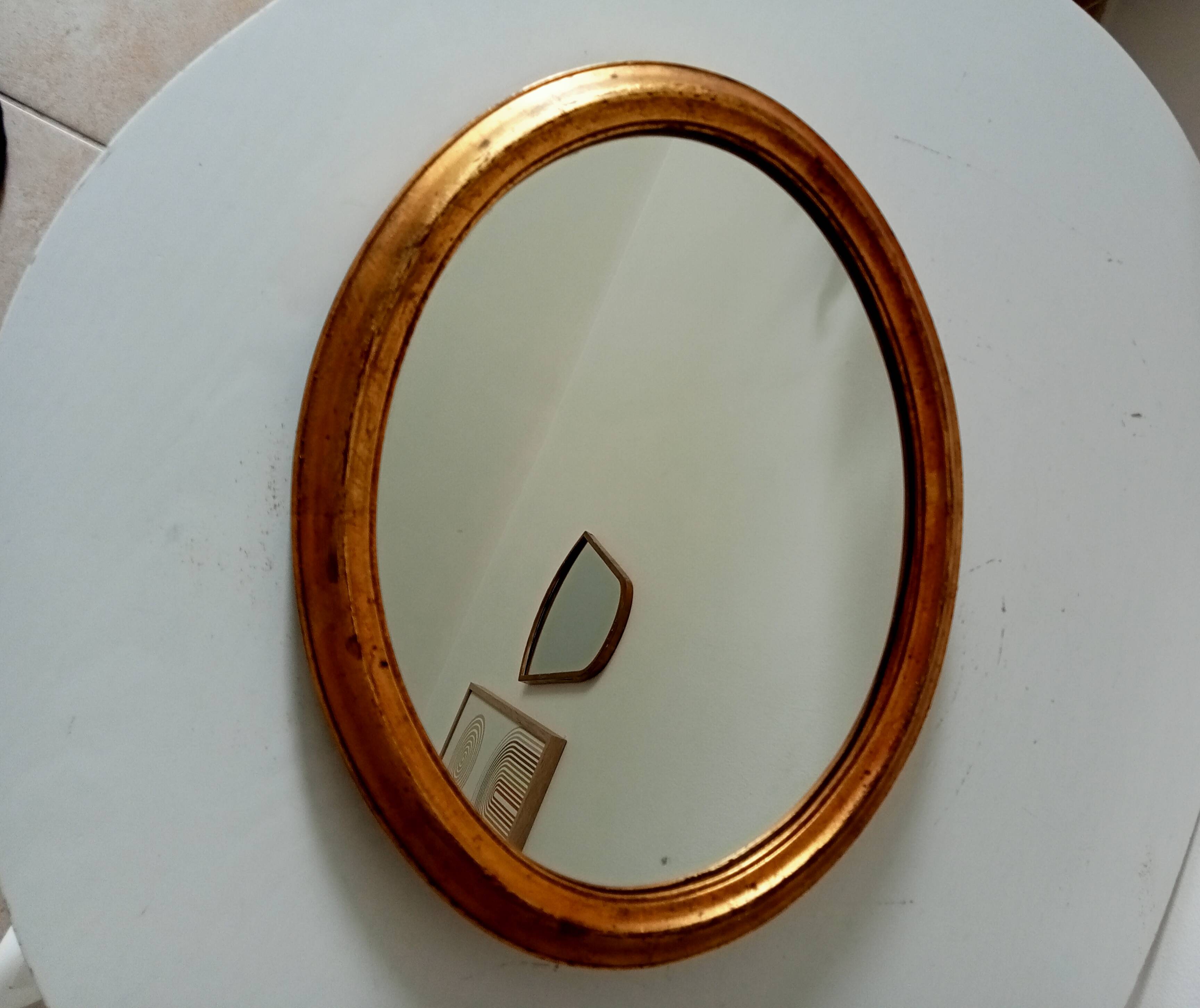 Antique oval mirror in gilded solid wood