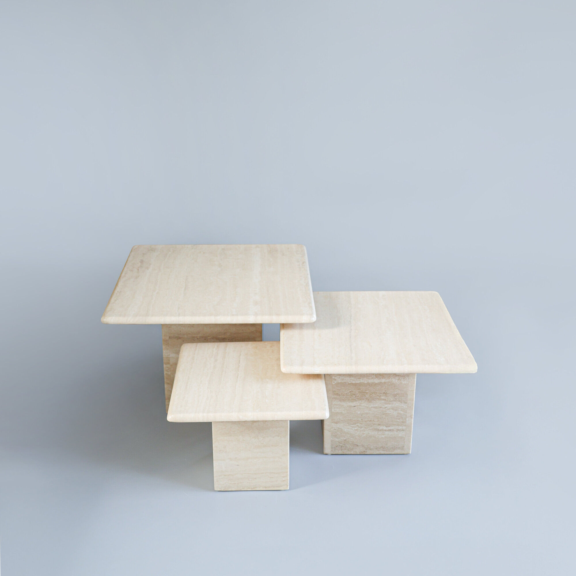 Tables gigognes en travertin italien, années 1970.