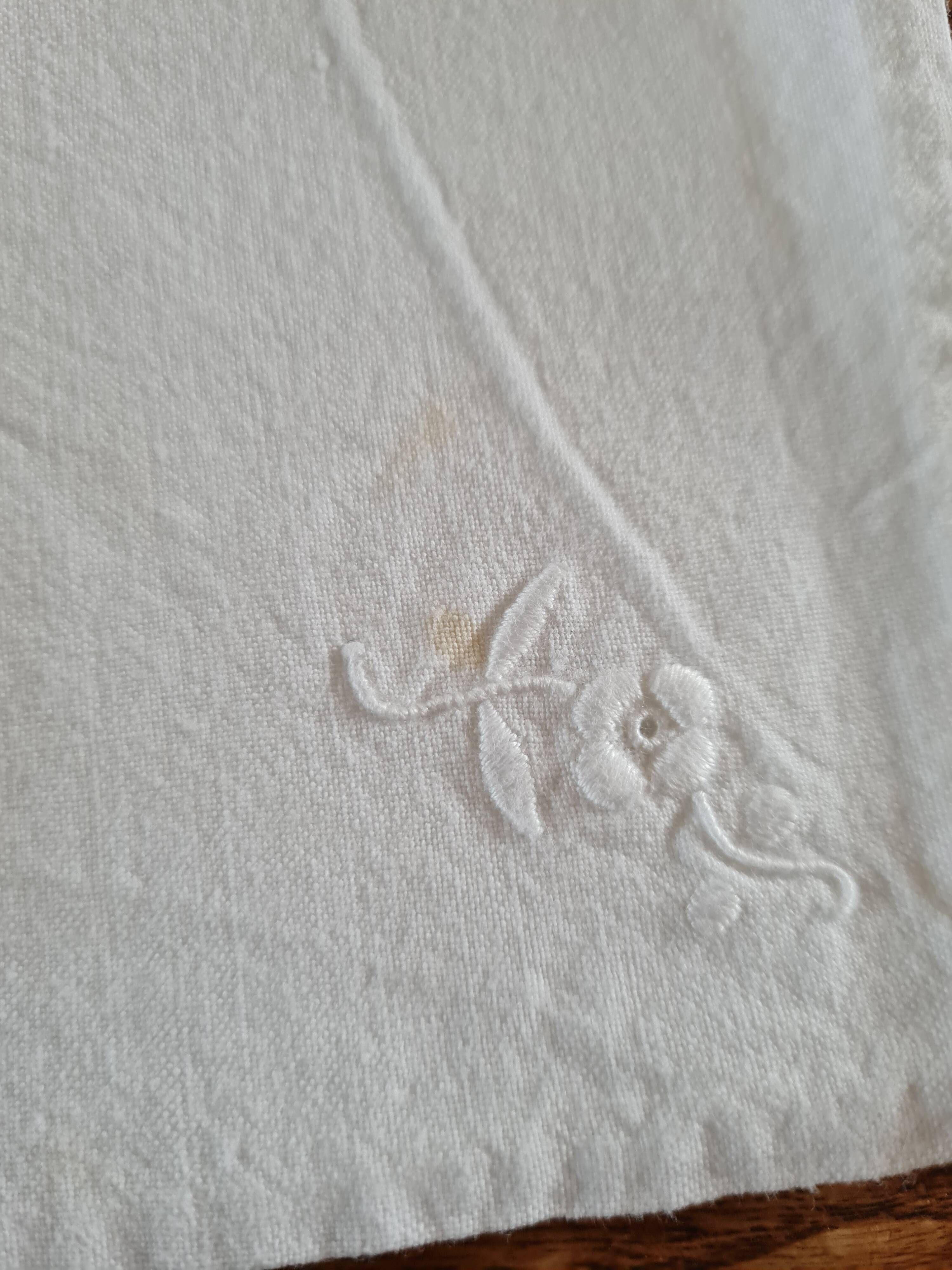 White embroidered tablecloth and 6 matching napkins