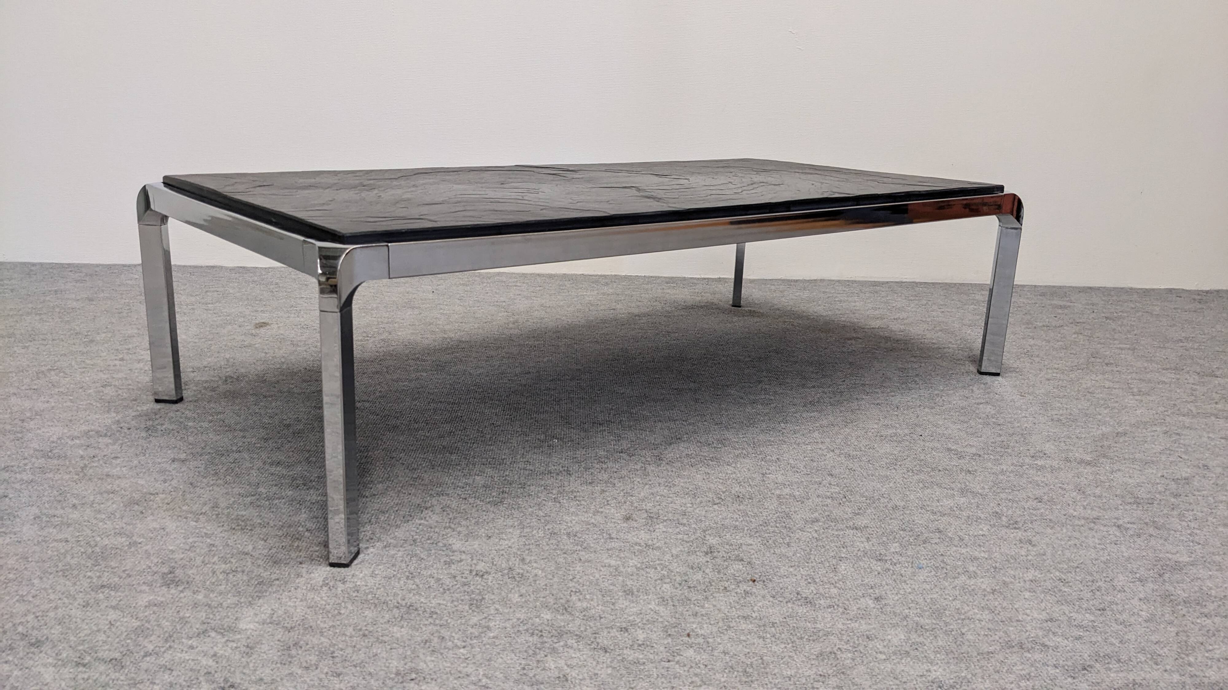 Table basse moderniste en ardoise et métal chromé, Italie vers 1970