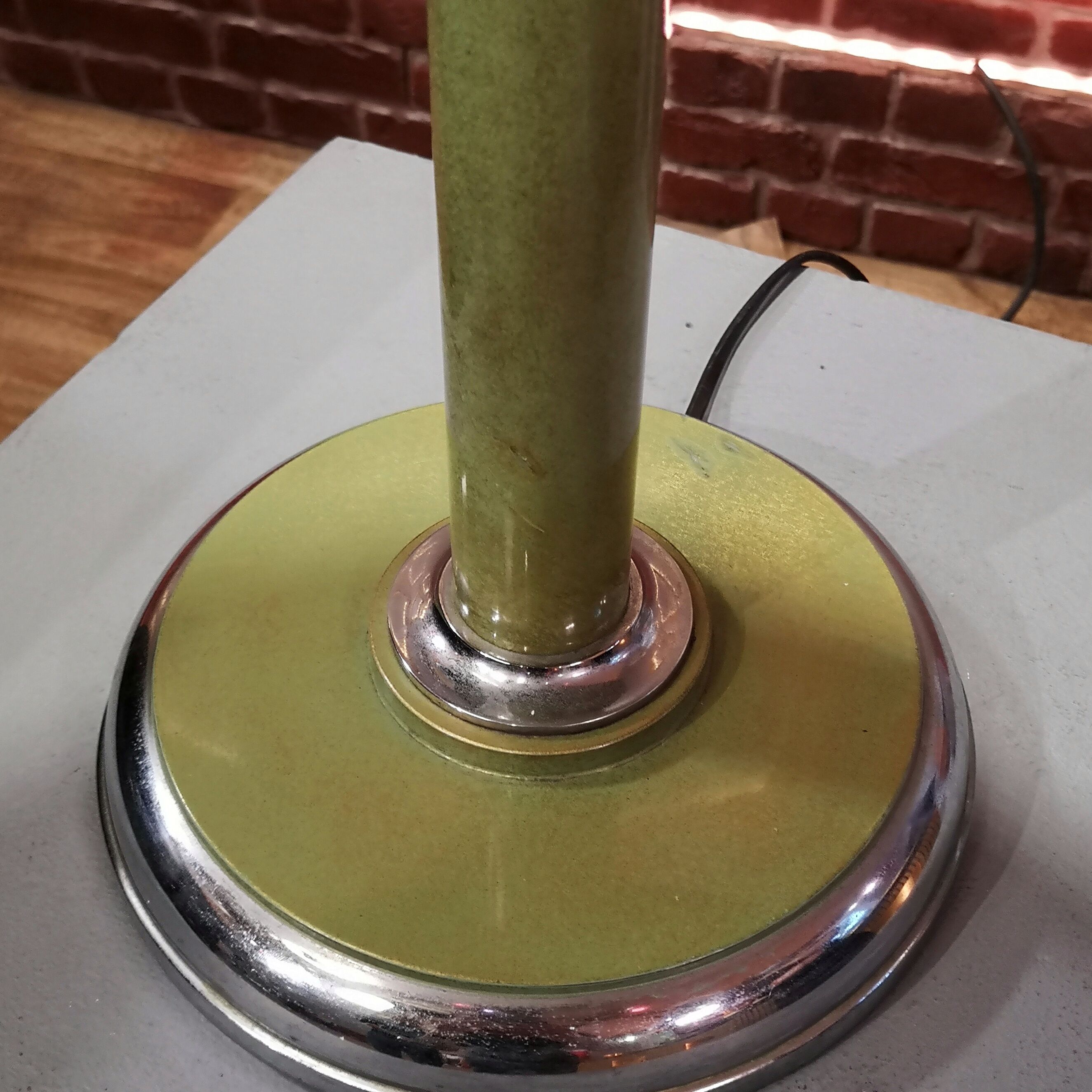 Telescopic floor lamp