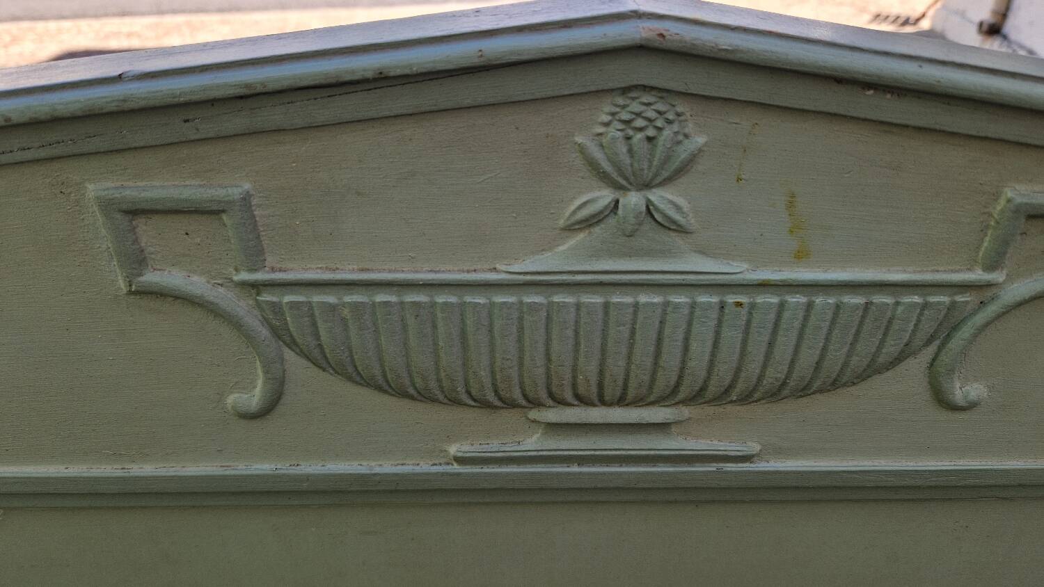 Lacquered Directory bed