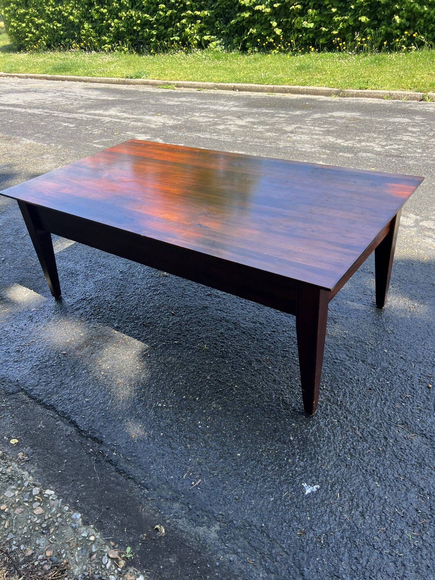 Table basse en acajou massif ouvrant par deux tiroirs en ceinture, début XXe siècle