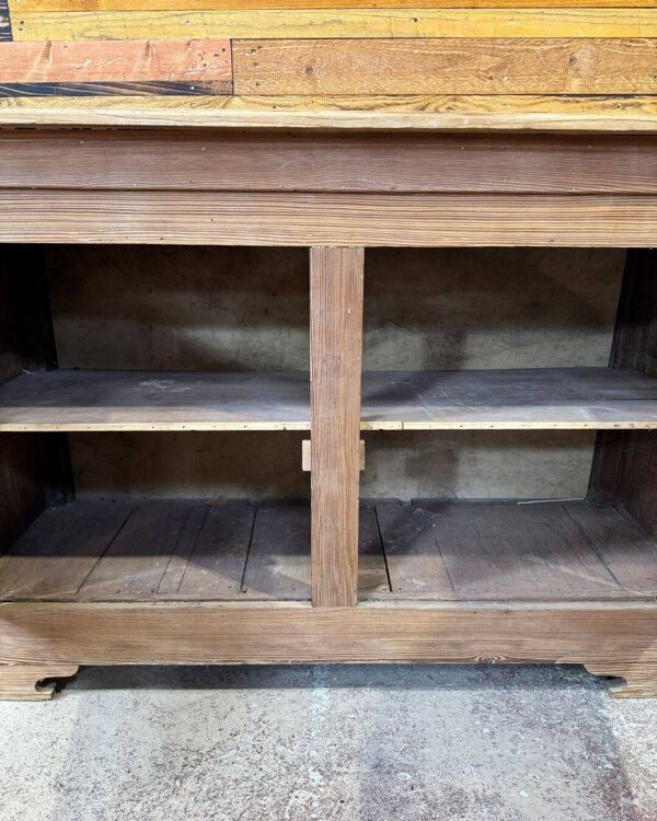 Ancien buffet bas en pitchpin massif