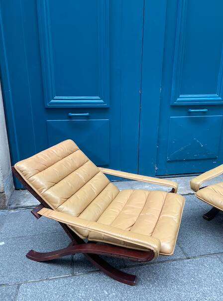 Paire de fauteuils pliants en cuir palissandre