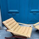 Paire de fauteuils pliants en cuir palissandre