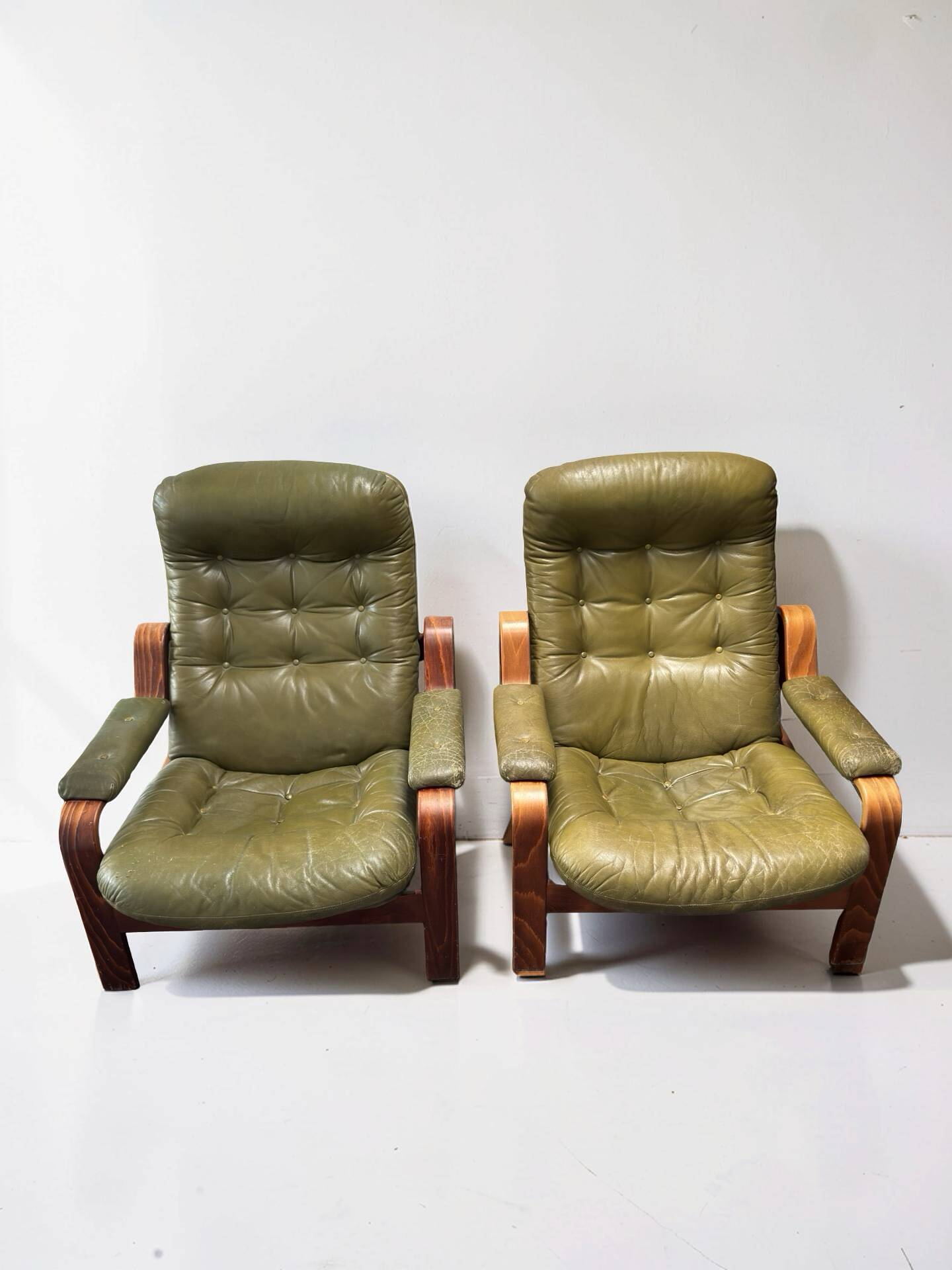 Ensemble de 2 fauteuils de salon vert olive – Göte Möbler, Suède, années 1970
