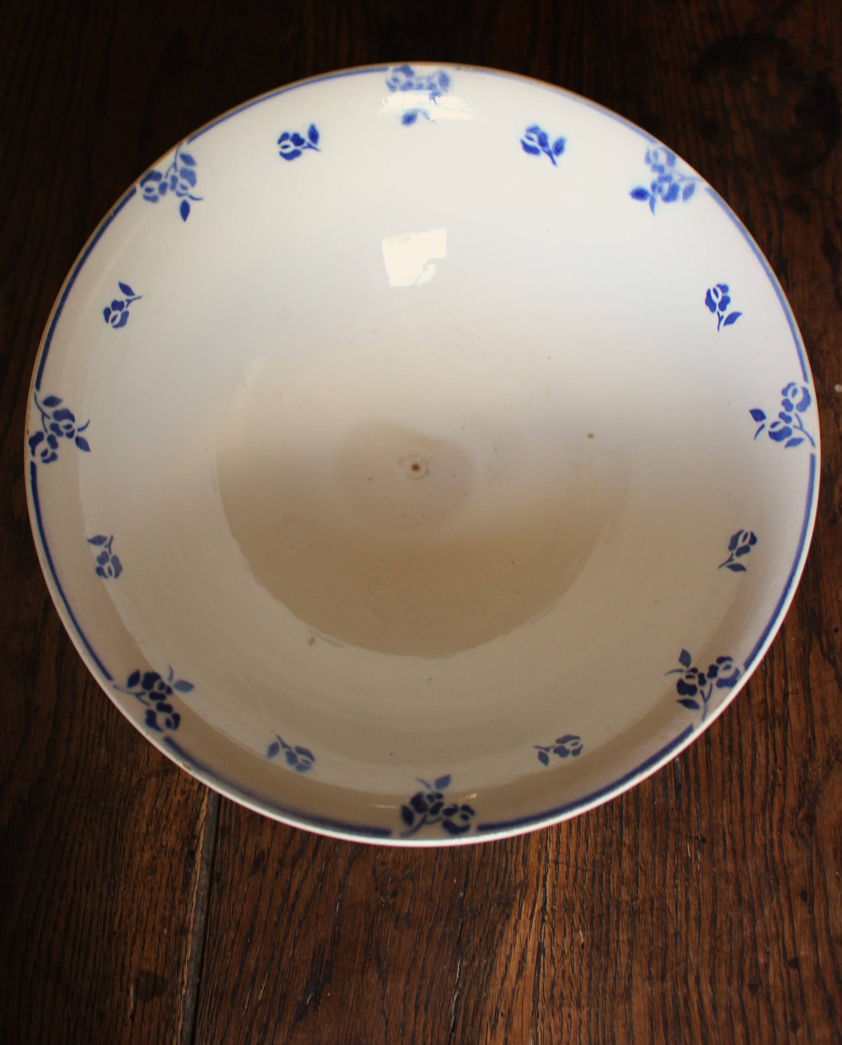 Blue salad bowl with Digoin Art Deco flowers
