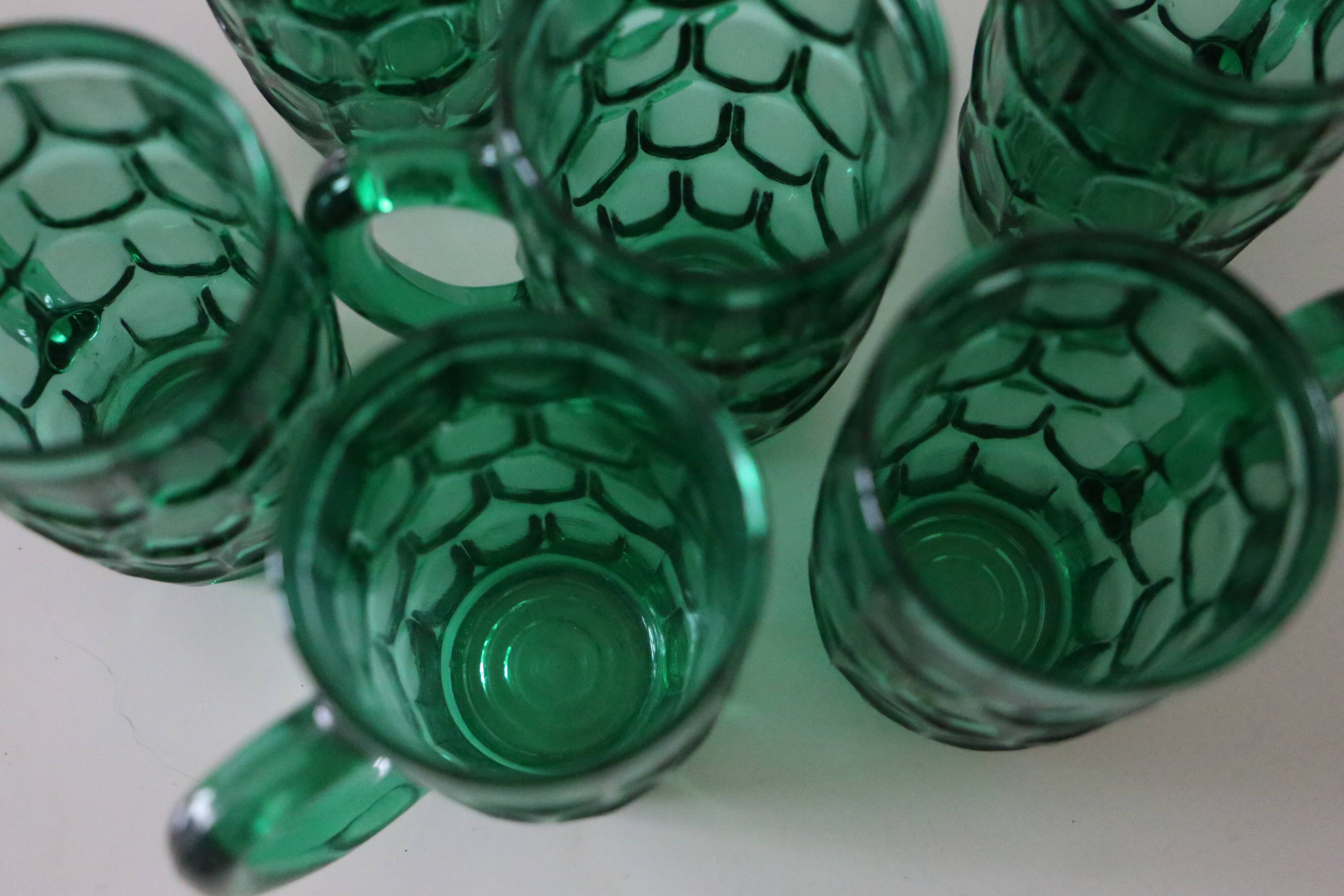Ensemble de 6 mugs en verre, vert, vintage français, 1980