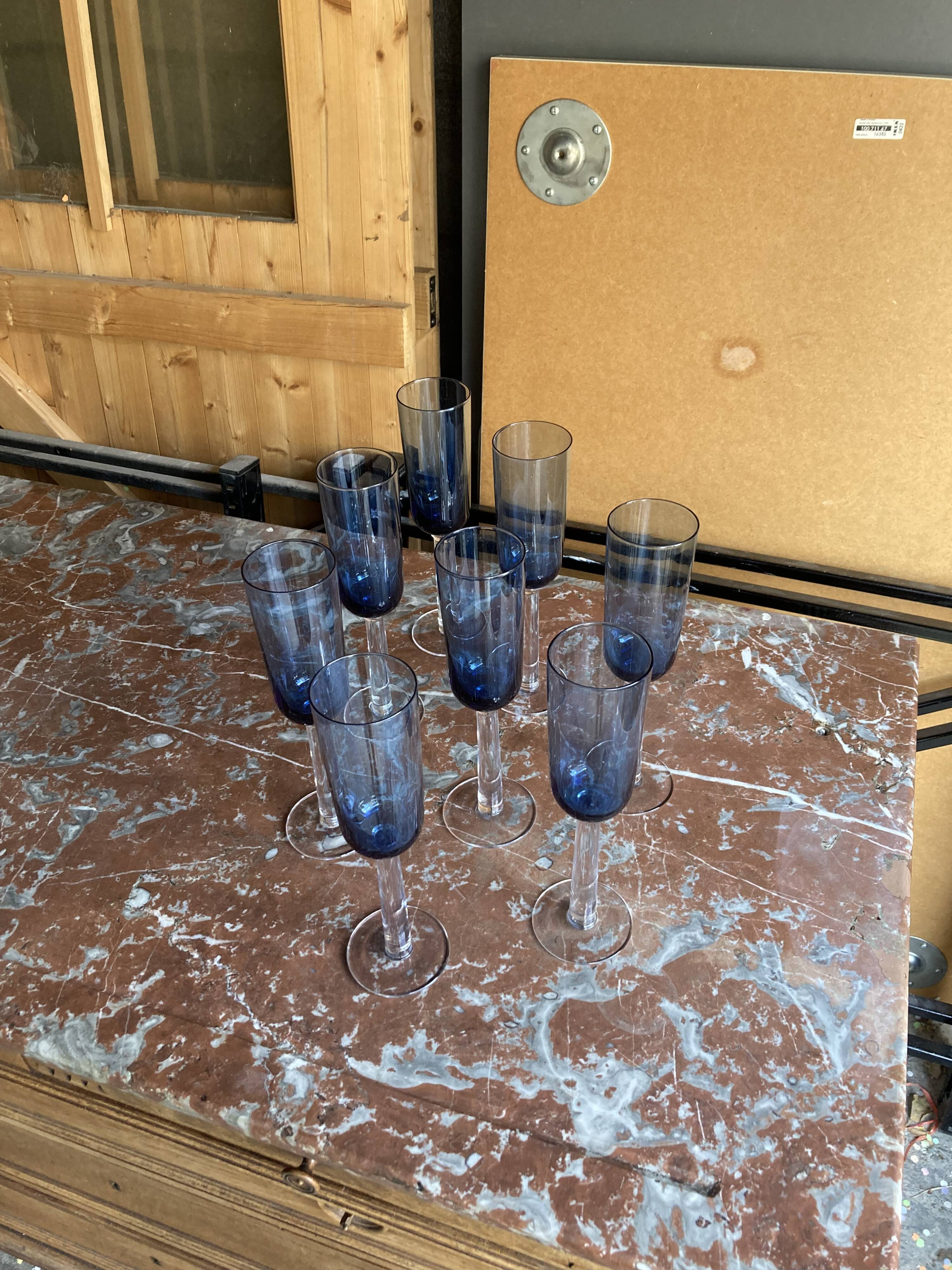 Set of 8 stemmed glasses
