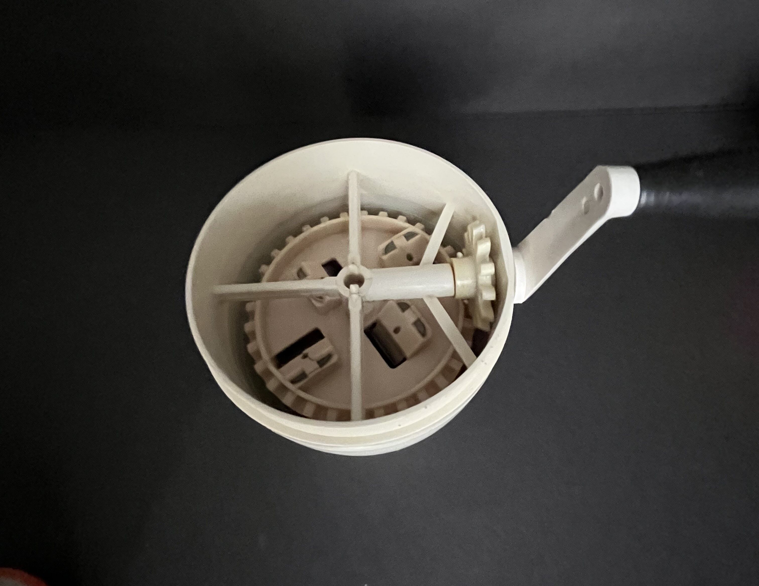 Apparatus for making crushed ice