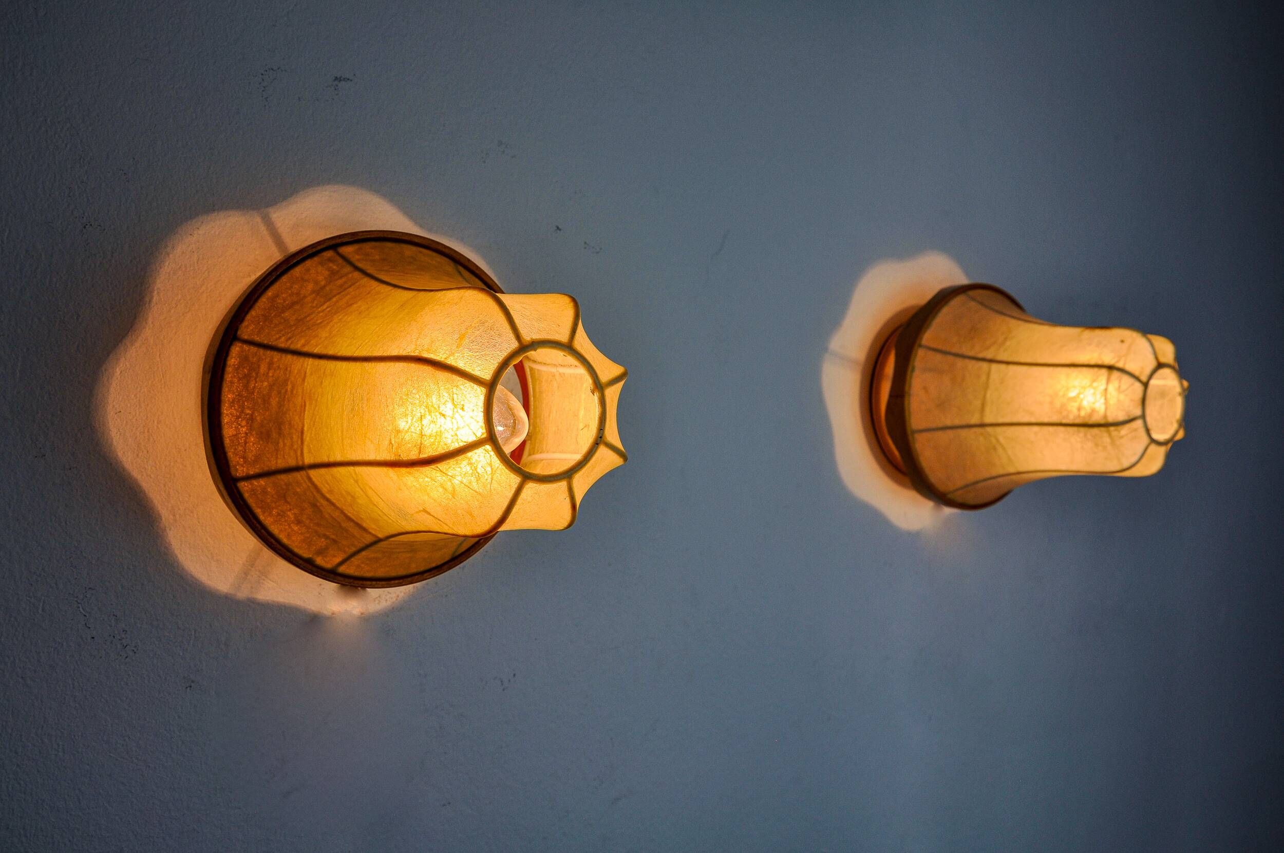 Pair of "cocoon" wall lights, pear shape, resin and pine, Italy, 1970