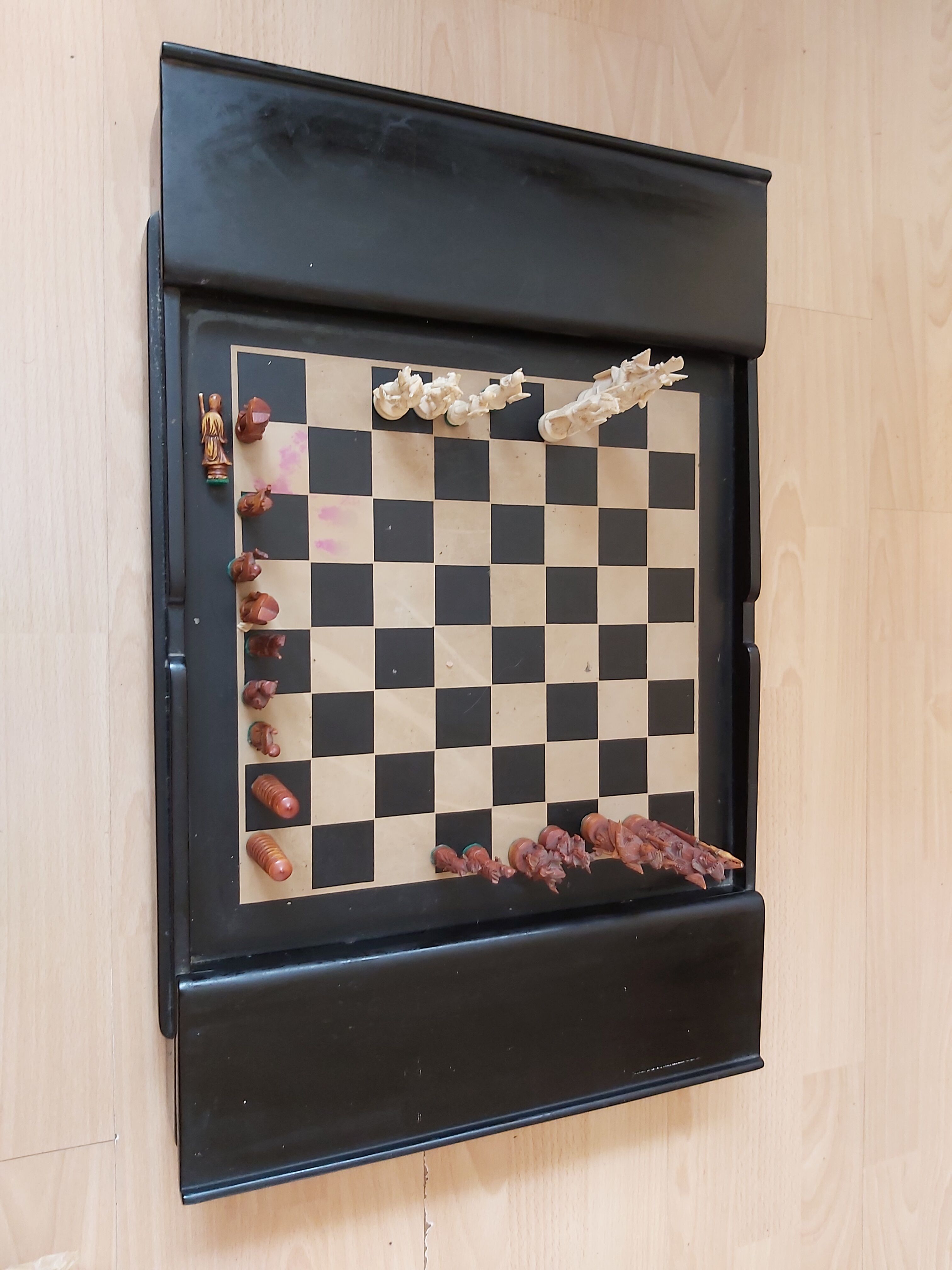 Chess game of the years with black lacquer and ivory board