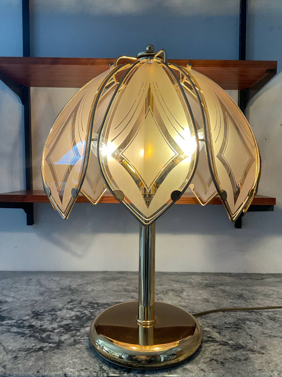 Lampe Lotus en laiton et verre des années 70