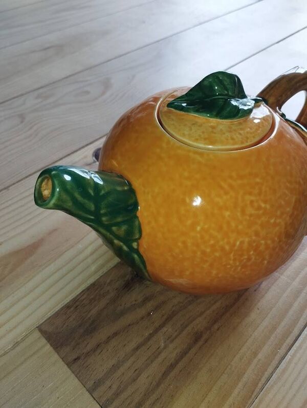 Théière vintage en céramique barbotine en forme d’orange – années 50