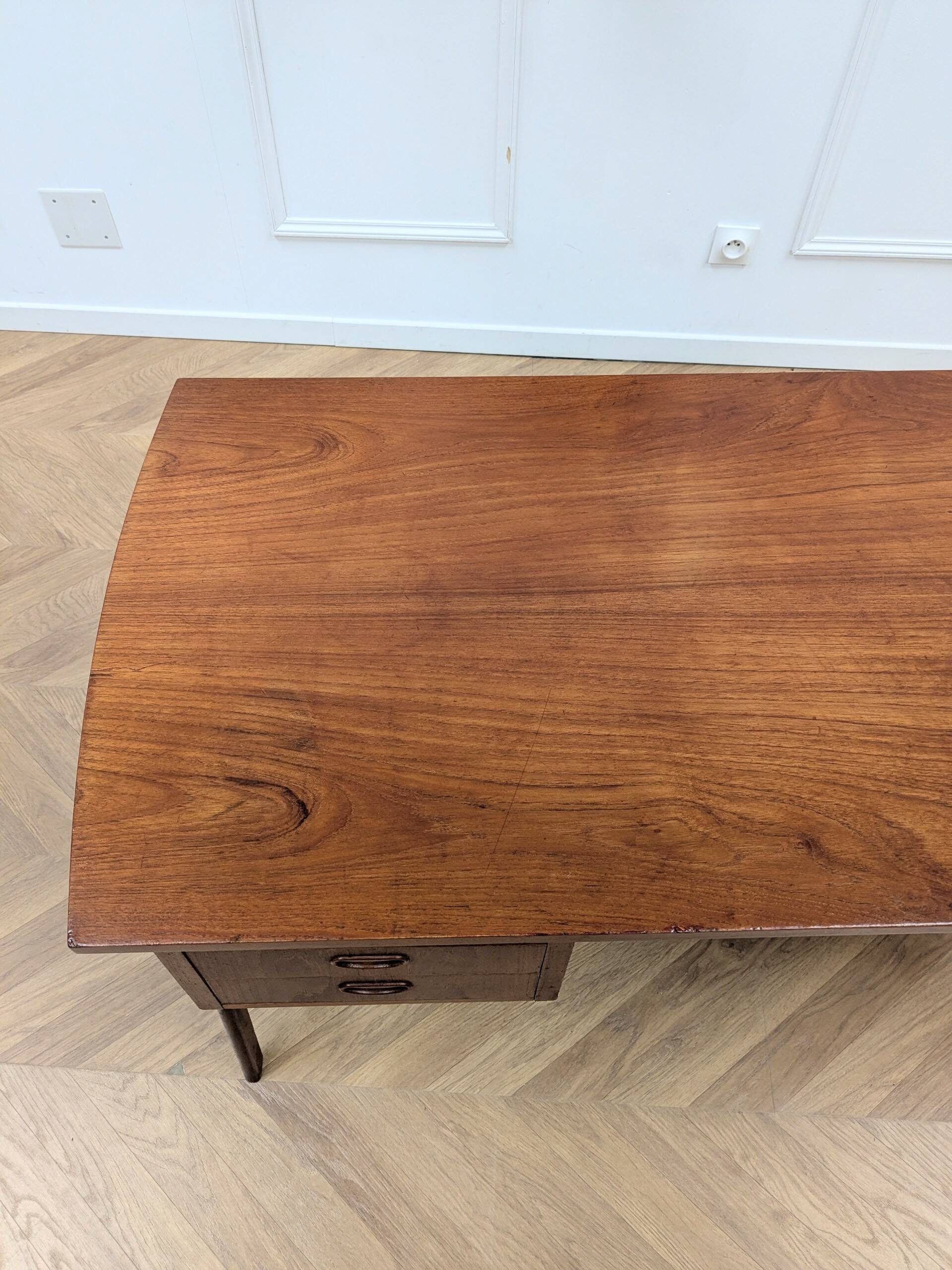 Designer double-sided desk