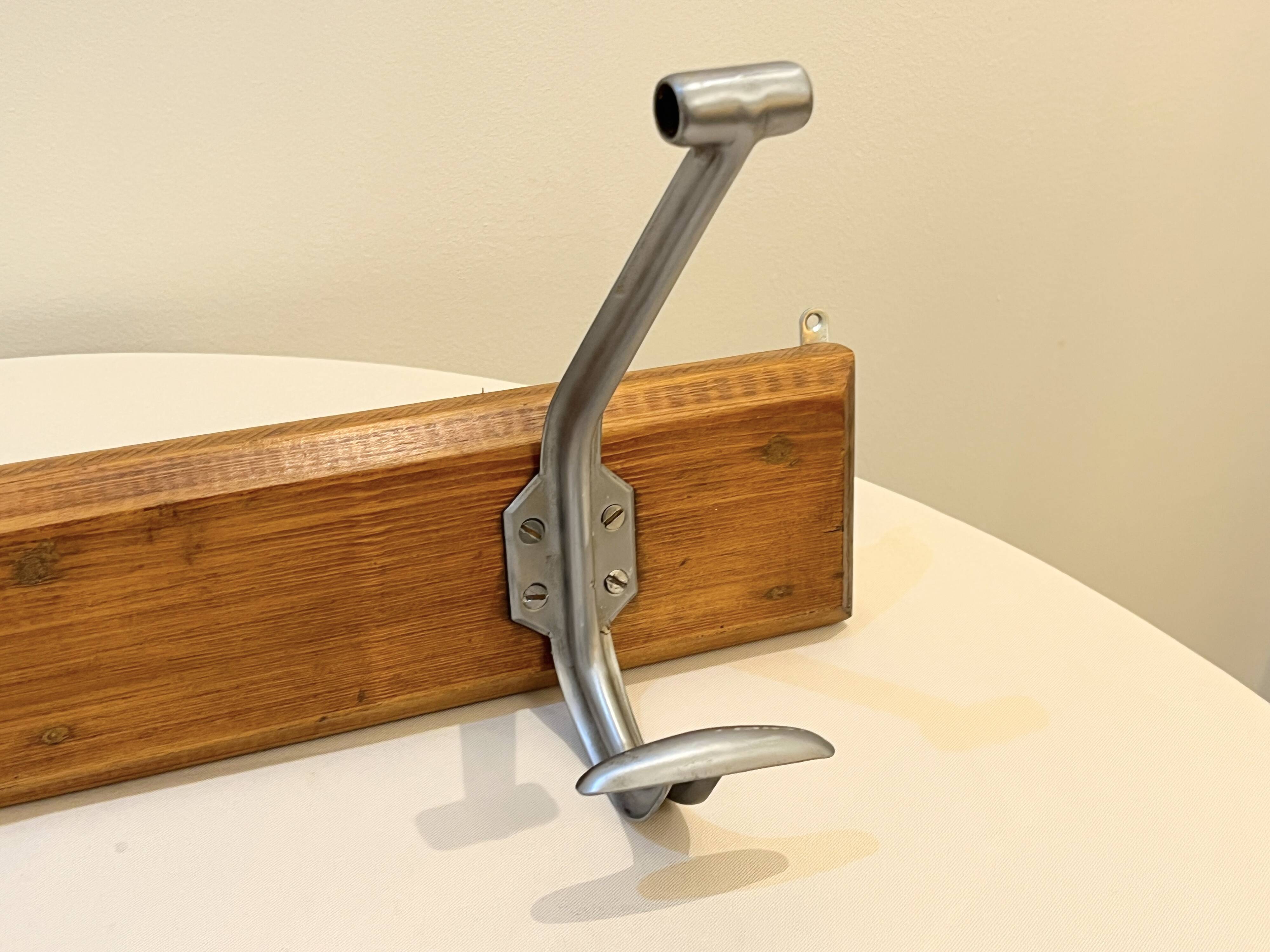 54 cm Ancien porte manteau mural d'école en bois et métal 2 patères double