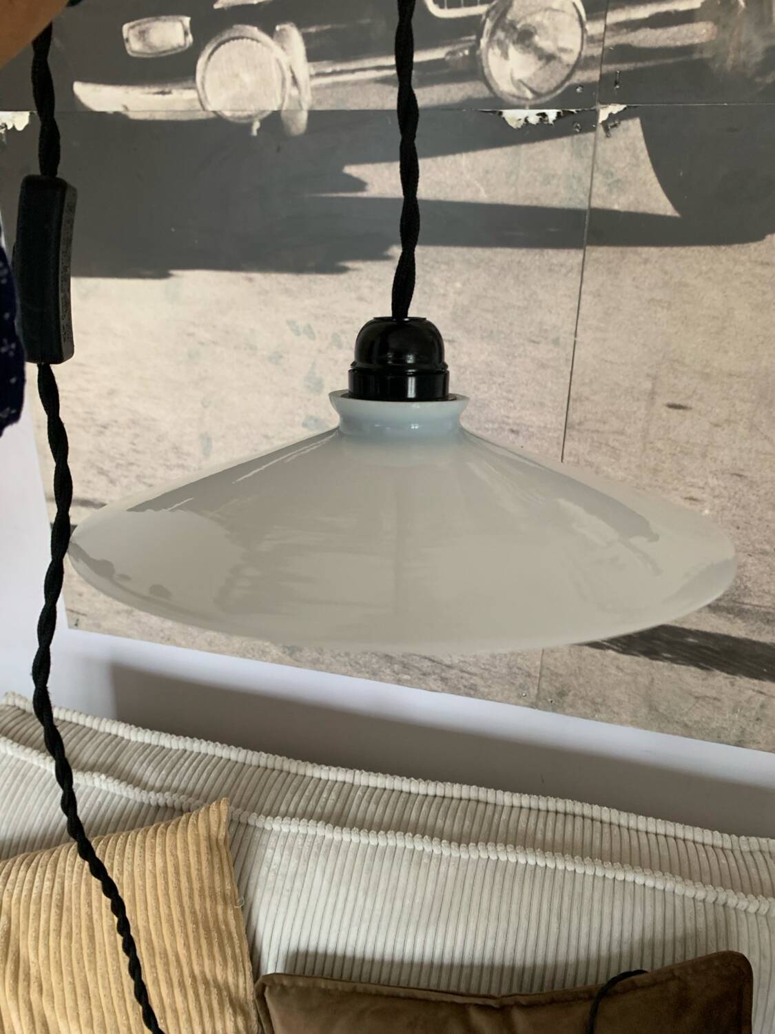 Paire de suspensions vintage en opaline blanche