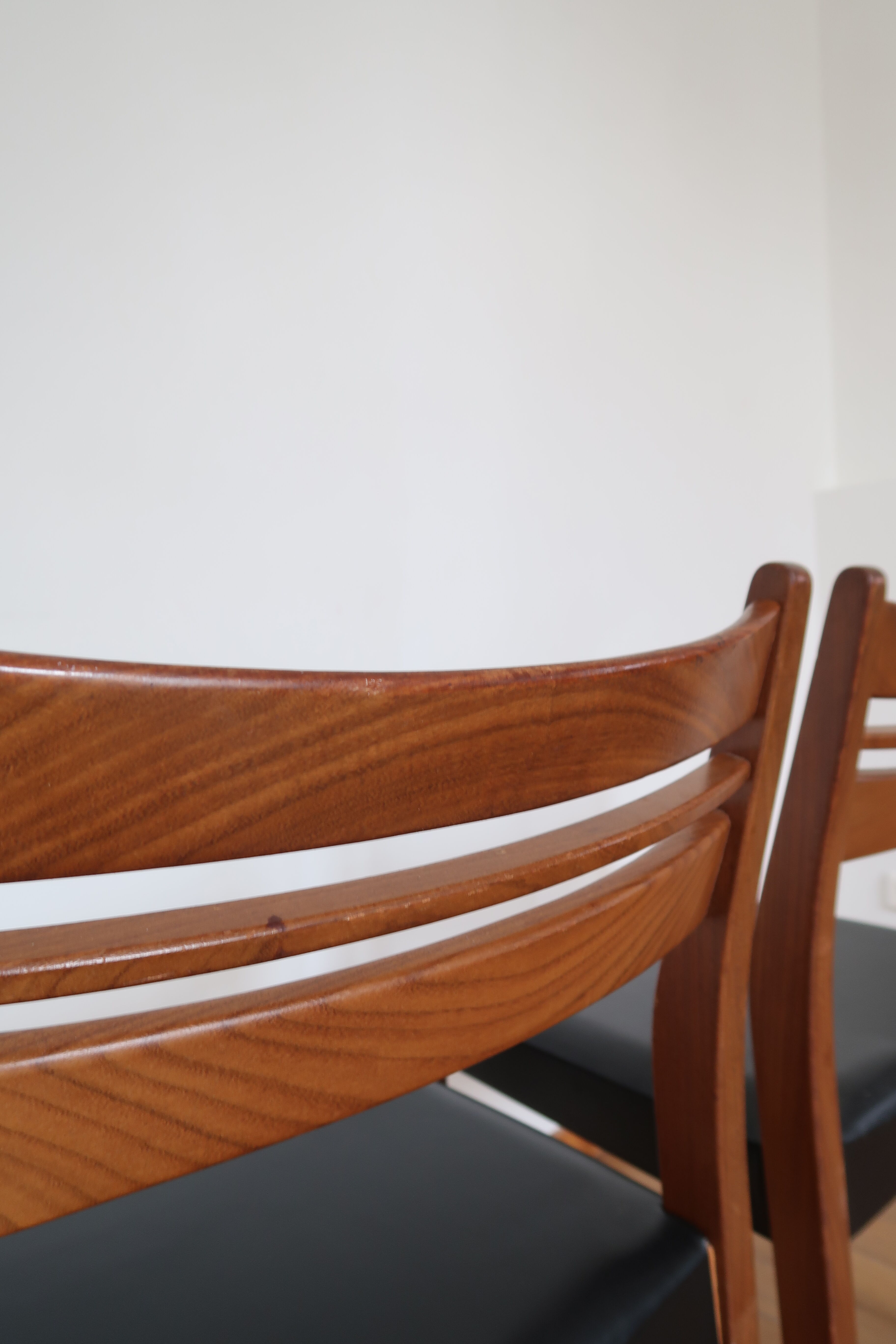 Pair of Scandinavian chairs skaï/teak