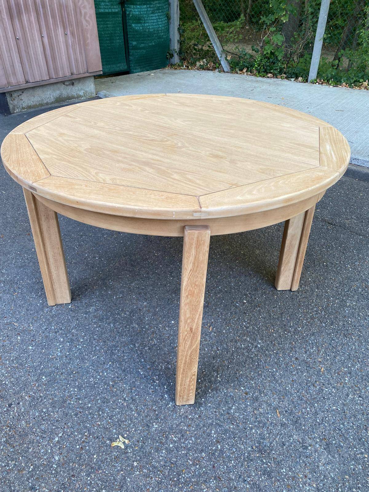 Table à manger scandinave ronde extensible décapée en chêne brut 1970