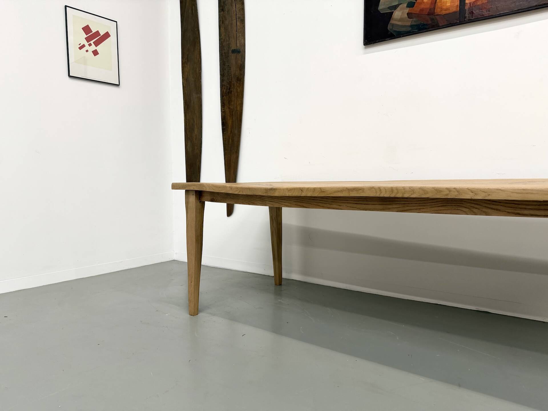 Grande table de salle à manger en chêne massif, au format XXL.