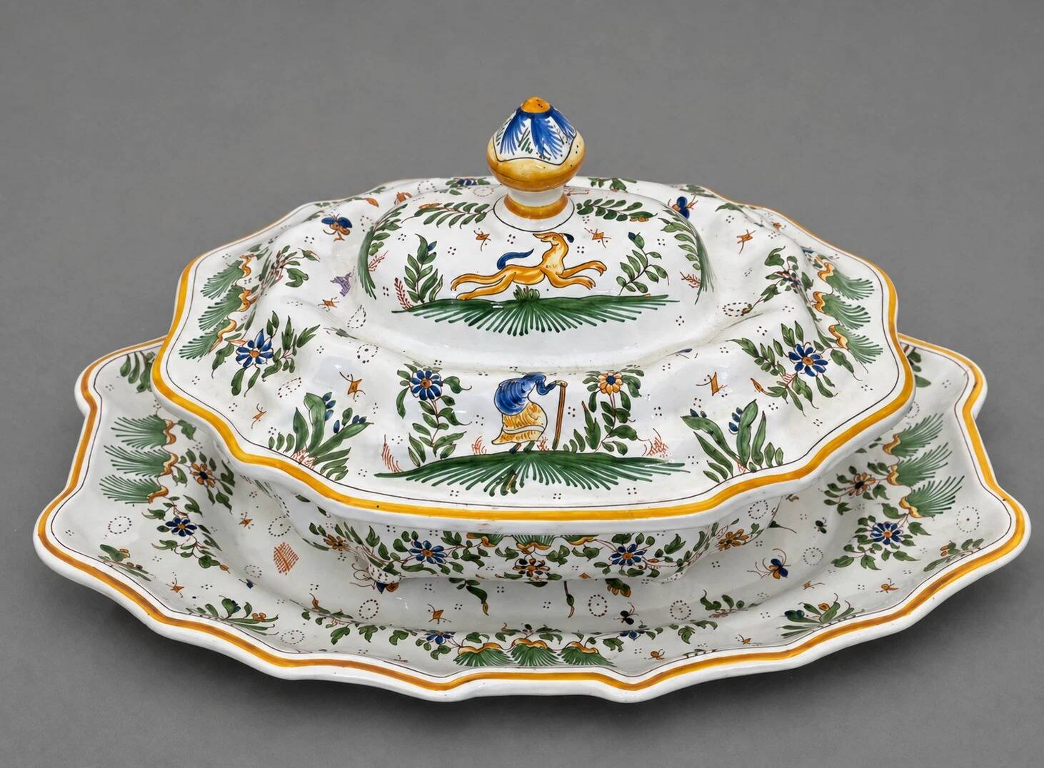 Important covered soup tureen and its stand in earthenware – Polychrome decoration