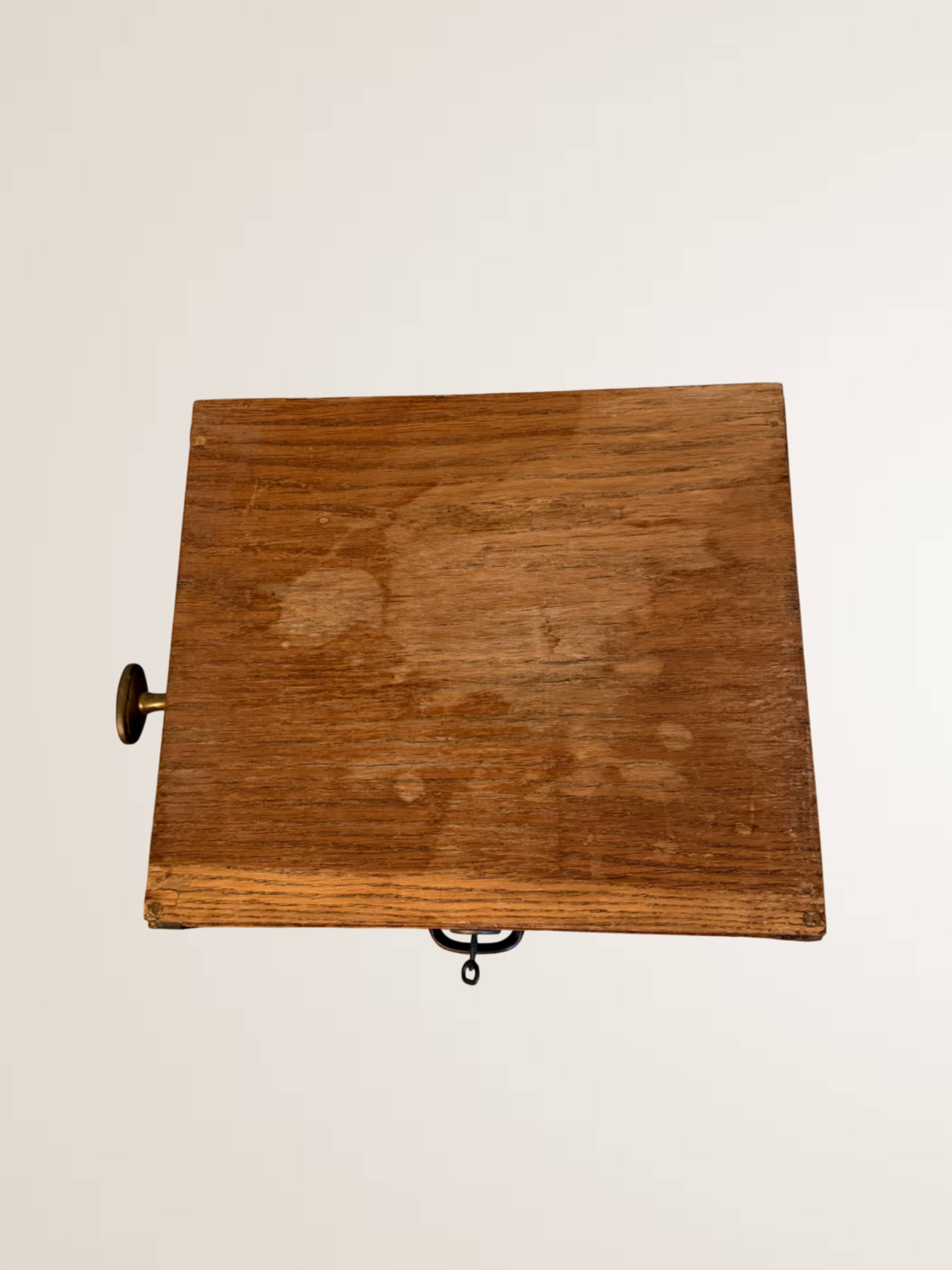 Meuble à rideau bas en bois clair