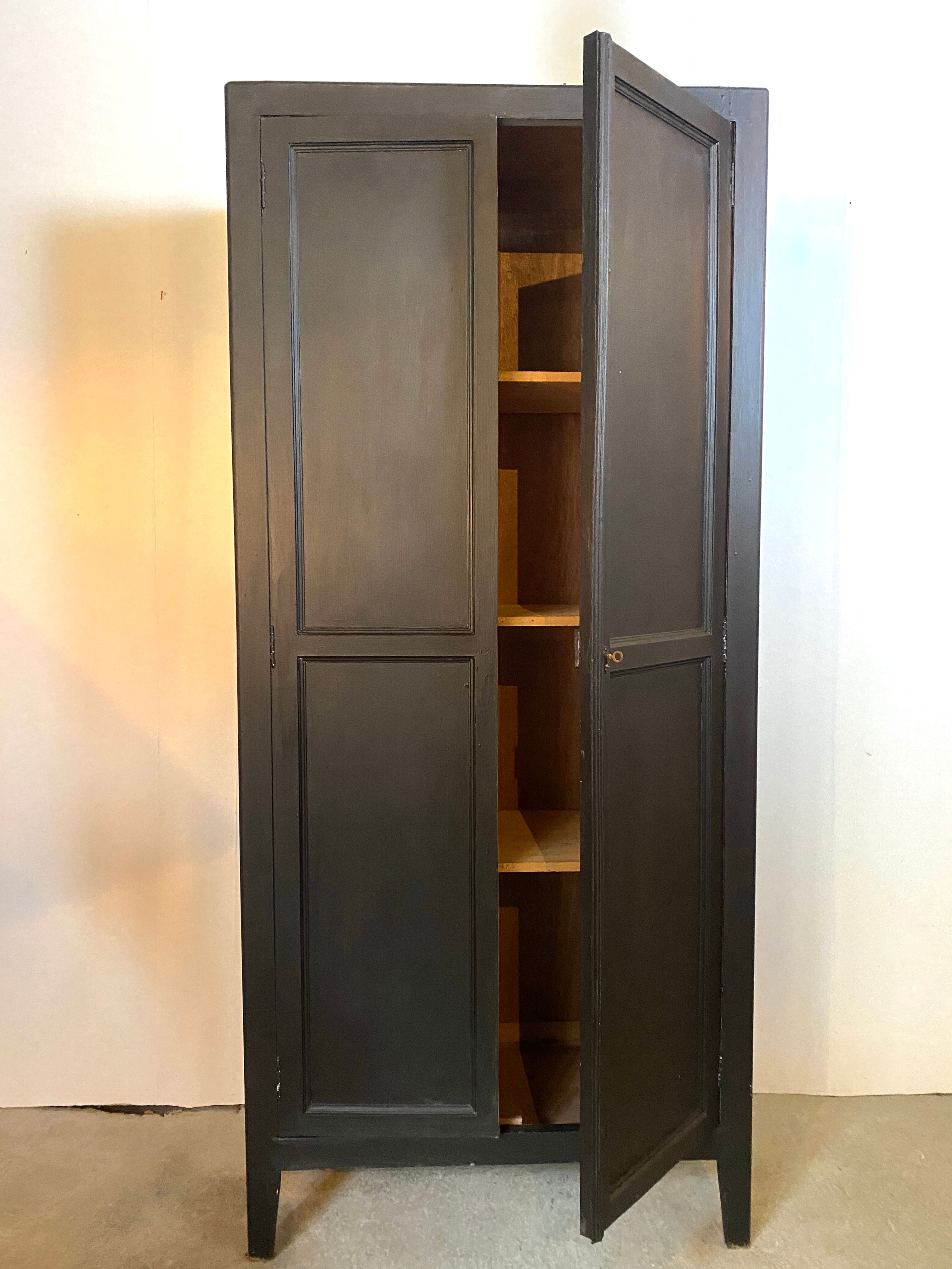 Armoire parisienne vintage noire